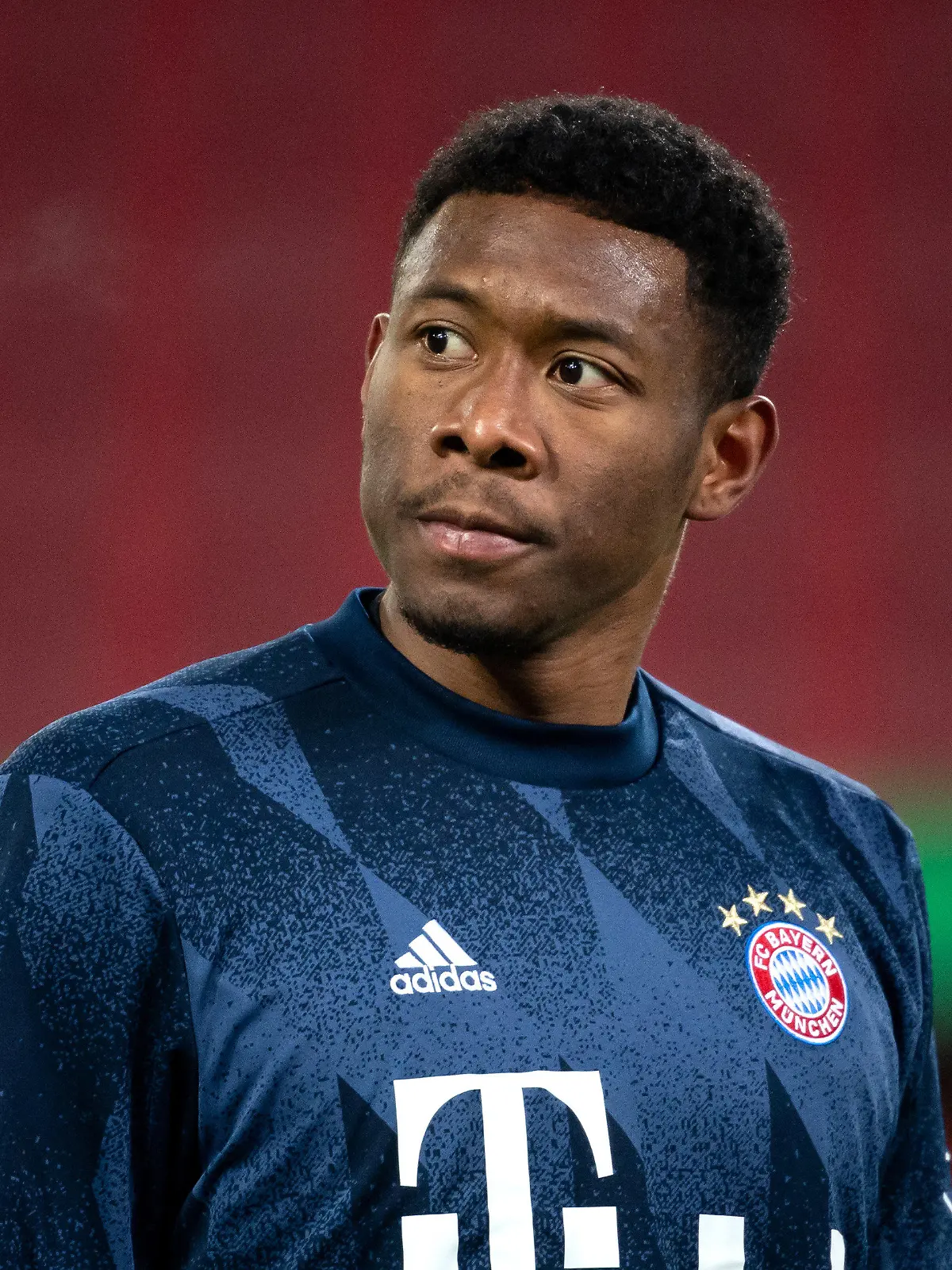 ARCHIV - 20.01.2021, Bayern, Augsburg: Fußball: Bundesliga, FC Augsburg - FC Bayern München in der WWK Arena. David Alaba von München wärmt sich auf. (zu dpa: "Medien: Paris unterbreitet Bayern-Profi Alaba konkretes Angebot") Foto: Sven Hoppe/dpa +++ dpa-Bildfunk +++
