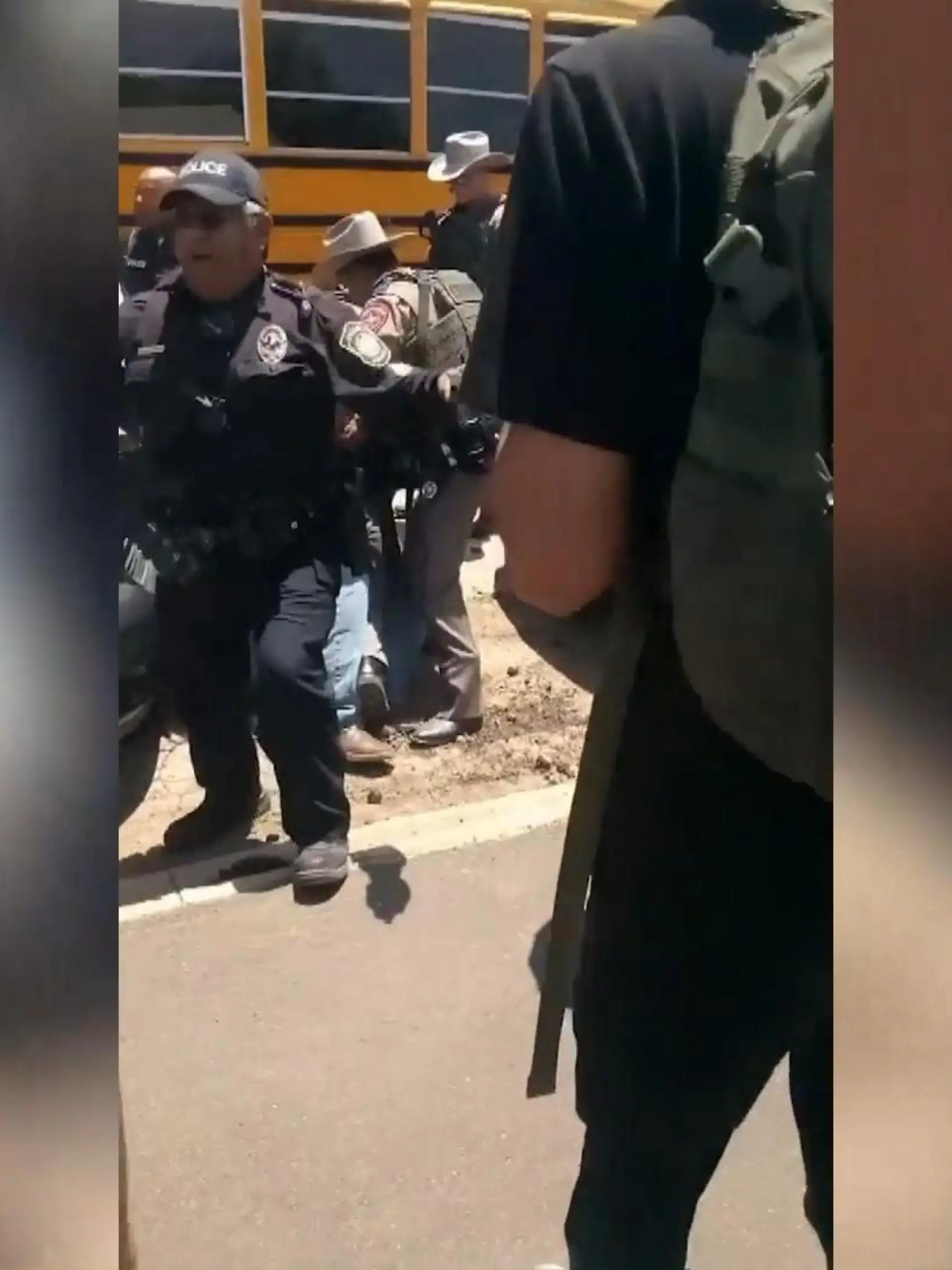 Ermittlungen legen erschütternde Erkenntnisse zum Polizeieinsatz bei dem Amoklauf an einer US-Grundschule offen. Angehörige der Todesopfer richten nun schwere Vorwürfe gegen die Polizei. Die Waffenlobby und ihr Unterstützer Donald Trump sehen eine Lösung: noch mehr Waffen.