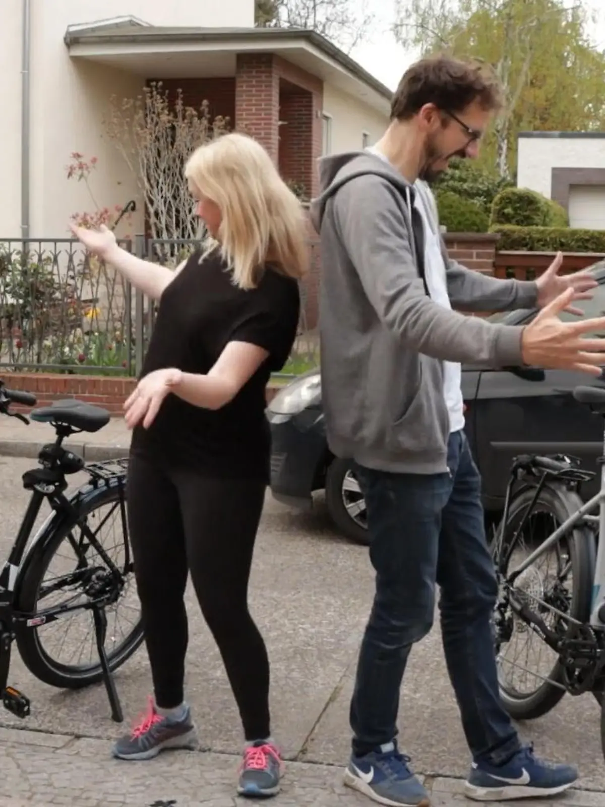 Sprit ist gerade so teuer wie noch nie. Für viele ein Grund mehr, das Auto gegen das Fahrrad zu tauschen! Mit einem E-Bike ist man dann auch schnell und entspannt unterwegs. Aber ist das auch die perfekte Lösung für eine Familie? Wie praktisch ist der Umstieg aufs Fahrrad im Alltag? Familie Bauer macht für uns den Test. Im Video zeigen wir, wie viel sie sparen und ob auch gebrauchte Räder eine noch günstigere Alternative sind.