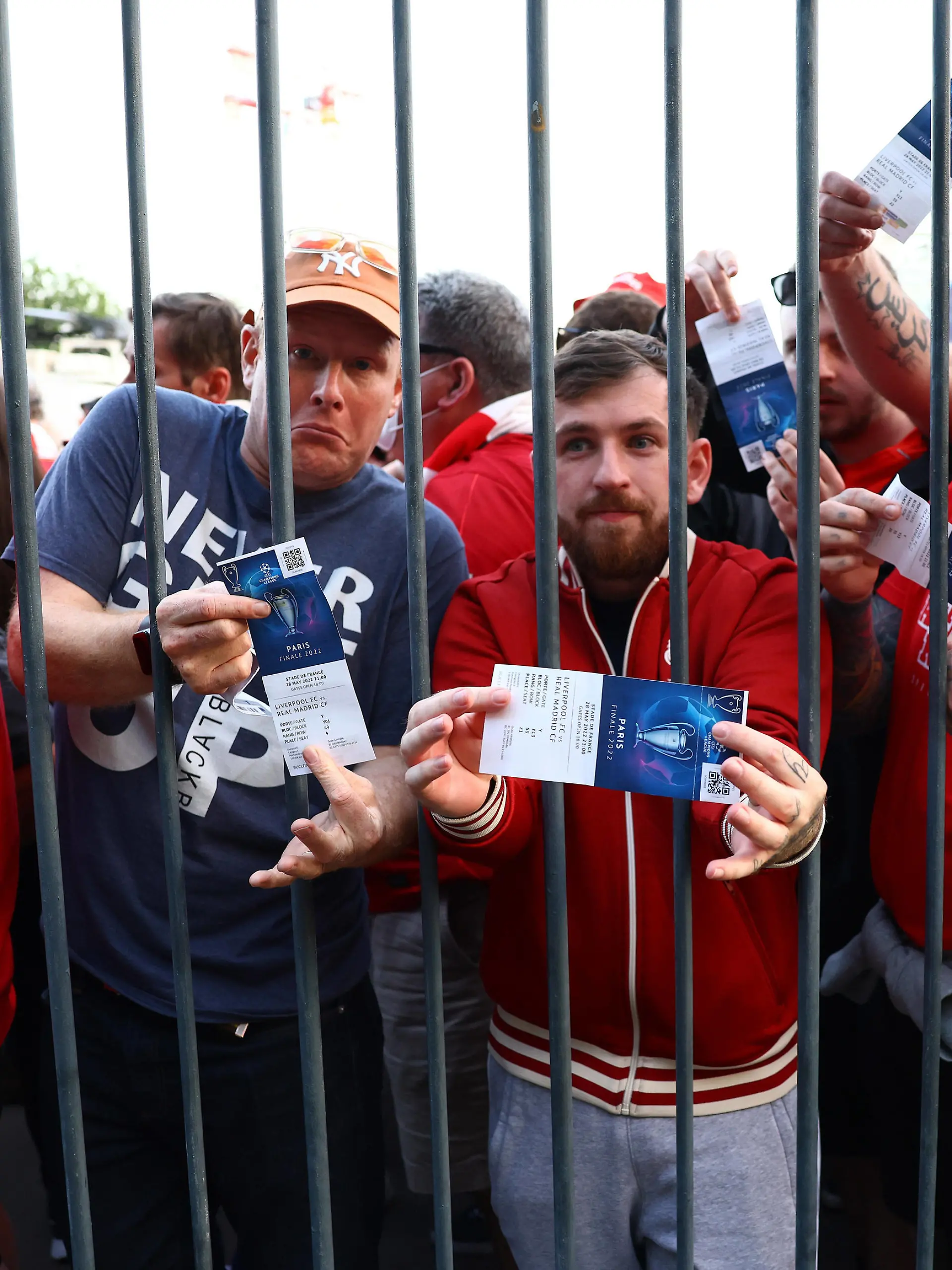 Paris, France, 28th May 2022. Liverpool fans hold tickets as they queue outside the stadium as they wait to get in, resulting in the kick off being delayed ahead of the UEFA Champions League match at Stade de France, Paris. Picture credit should read: David Klein / Sportimage PUBLICATIONxNOTxINxUK SPI-1716-0099 