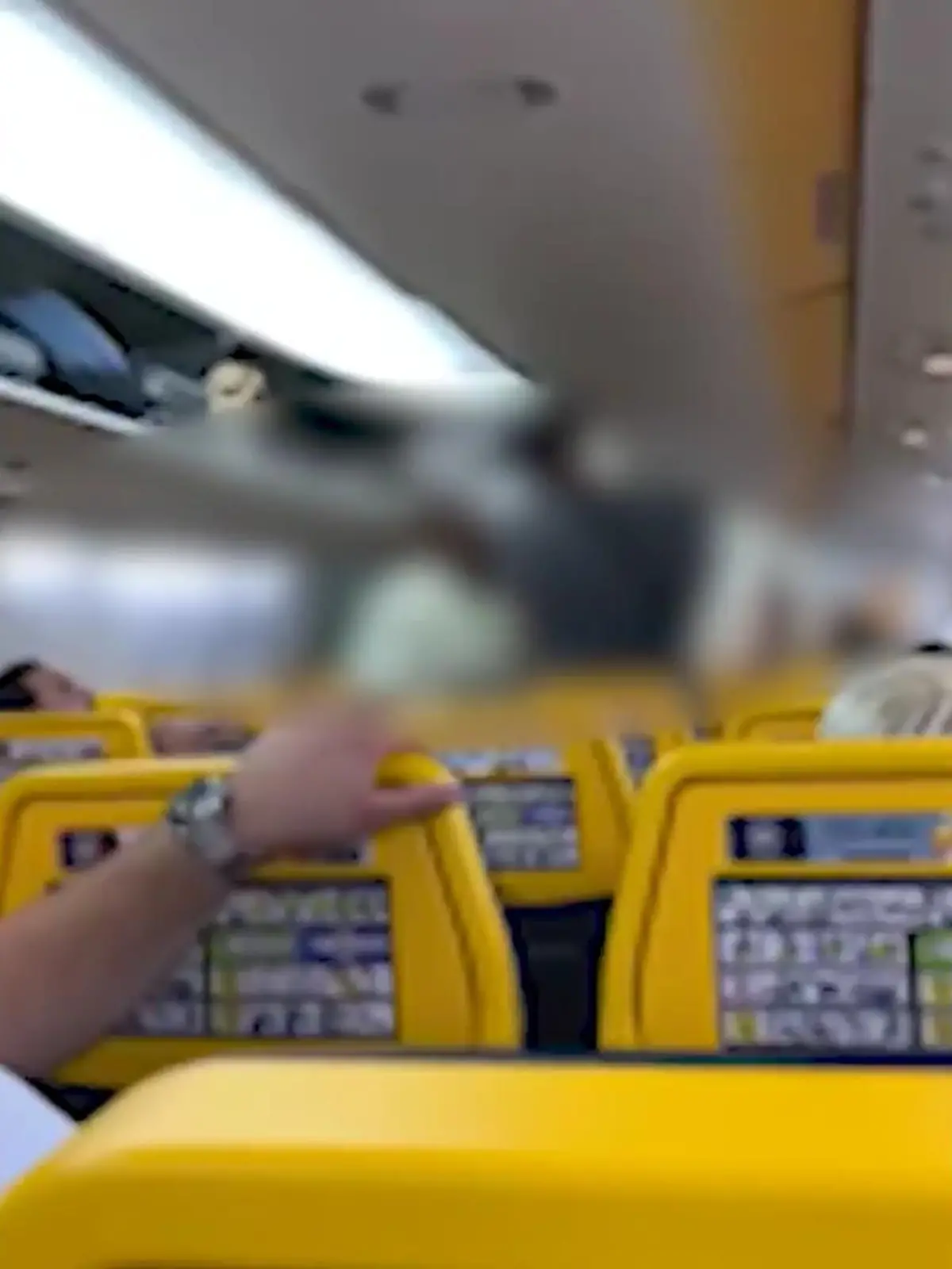 Turbulenzen im Flugzeug gibt es meist erst in der Luft – in diesem Fall tauchten sie allerdings vor dem Start der Maschine auf! Kein Motorenproblem, sondern ein Sitzplatz-Streit stehen hier im Fokus. Zwei Gäste machen die Passagiermaschine von Ryanair kurzerhand zum Boxring.