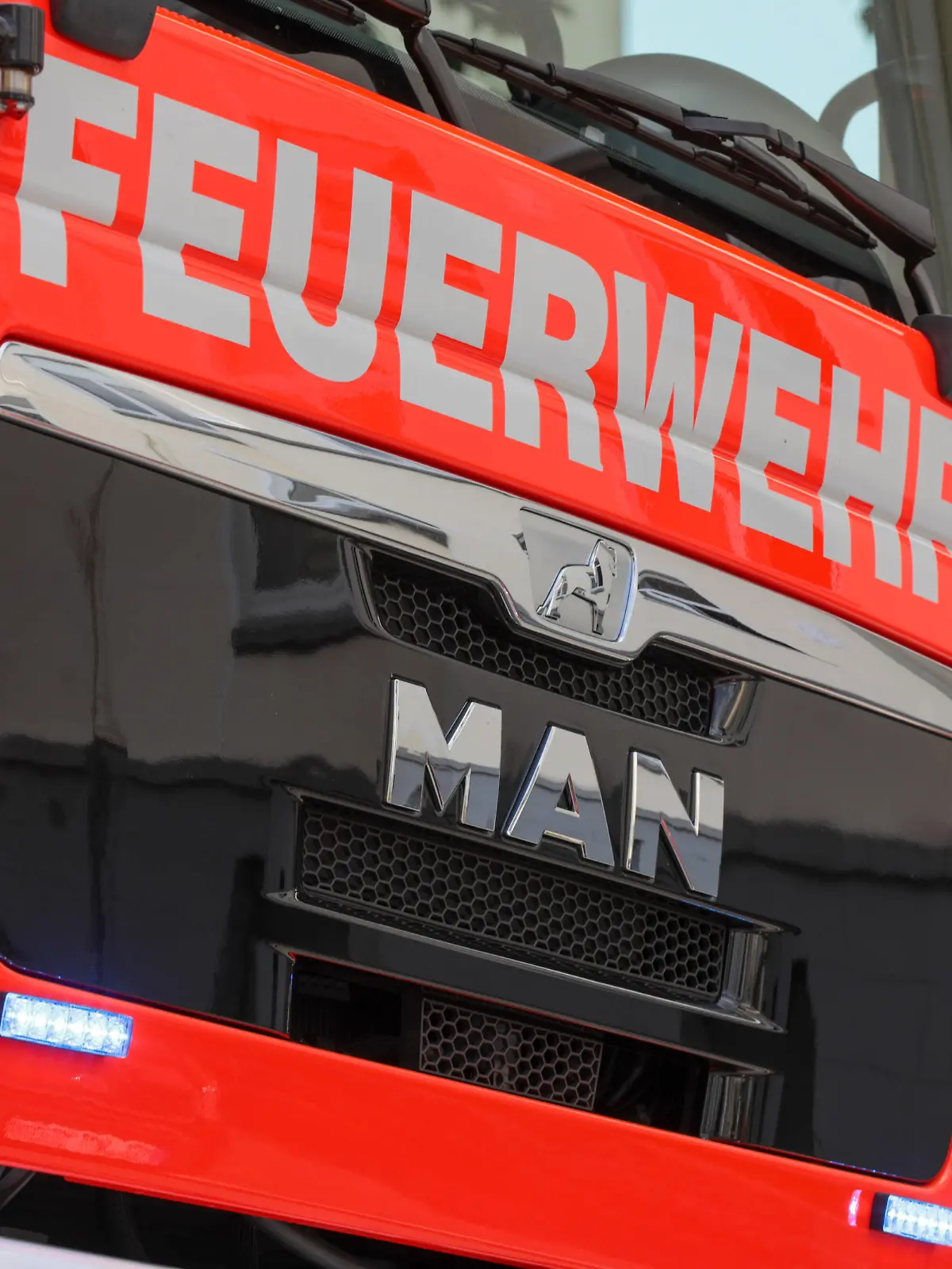 Symbolfoto Feuerwehr Blaulicht an einem MAN Löschfahrzeug *** Symbol photo fire brigade blue light at a MAN fire engine