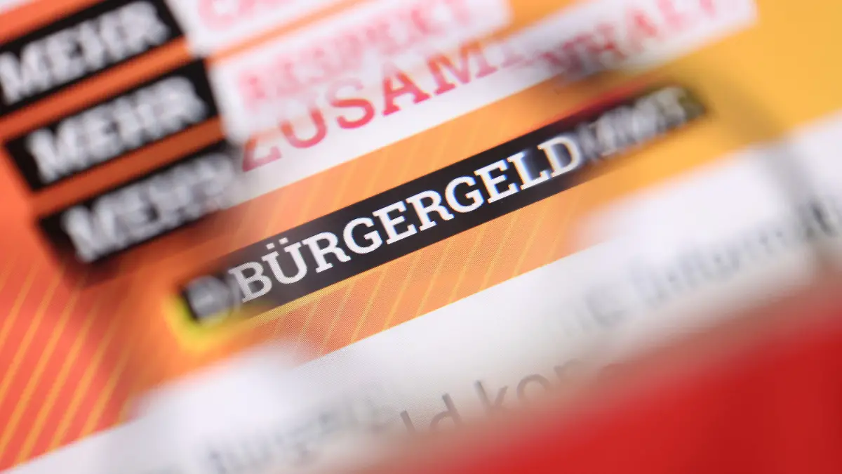 ARCHIV - 09.11.2022, Bayern, Kaufbeuren: ILLUSTRATION - «Bürgergeld» ist auf der Homepage des Bundesministeriums für Arbeit und Soziales durch eine Brille zu lesen.  (zu dpa: «Bürgergeld vor dem Start - Was die umfangreiche Sozialreform bringt») Foto: Karl-Josef Hildenbrand/dpa +++ dpa-Bildfunk +++