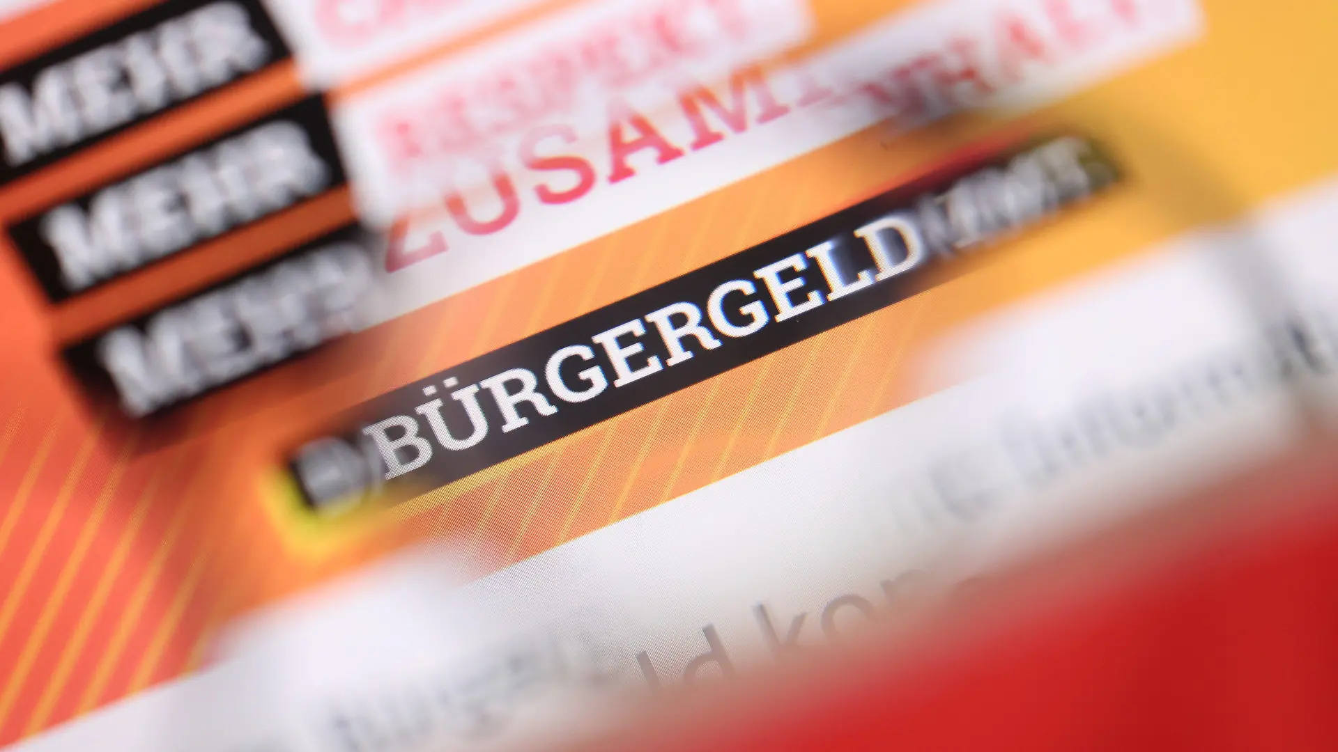 ARCHIV - 09.11.2022, Bayern, Kaufbeuren: ILLUSTRATION - «Bürgergeld» ist auf der Homepage des Bundesministeriums für Arbeit und Soziales durch eine Brille zu lesen. (zu dpa: «Bürgergeld vor dem Start - Was die umfangreiche Sozialreform bringt») Foto: Karl-Josef Hildenbrand/dpa +++ dpa-Bildfunk +++