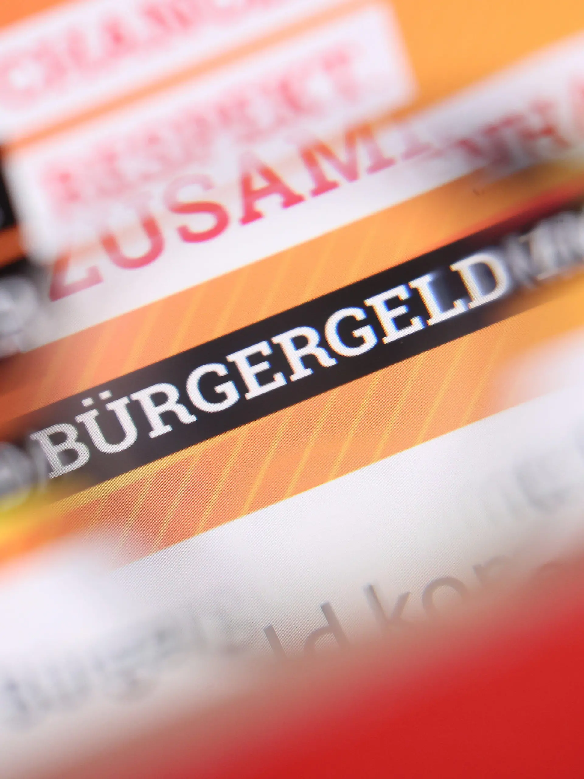 ARCHIV - 09.11.2022, Bayern, Kaufbeuren: ILLUSTRATION - «Bürgergeld» ist auf der Homepage des Bundesministeriums für Arbeit und Soziales durch eine Brille zu lesen.  (zu dpa: «Bürgergeld vor dem Start - Was die umfangreiche Sozialreform bringt») Foto: Karl-Josef Hildenbrand/dpa +++ dpa-Bildfunk +++