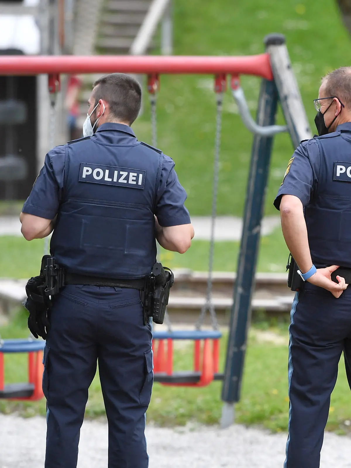 Themenbild KINDERSPIELPLATZ am 10.05.2021 in Kaufering,2 Polizisten in Uniform bewachen einen Spielplatz.
