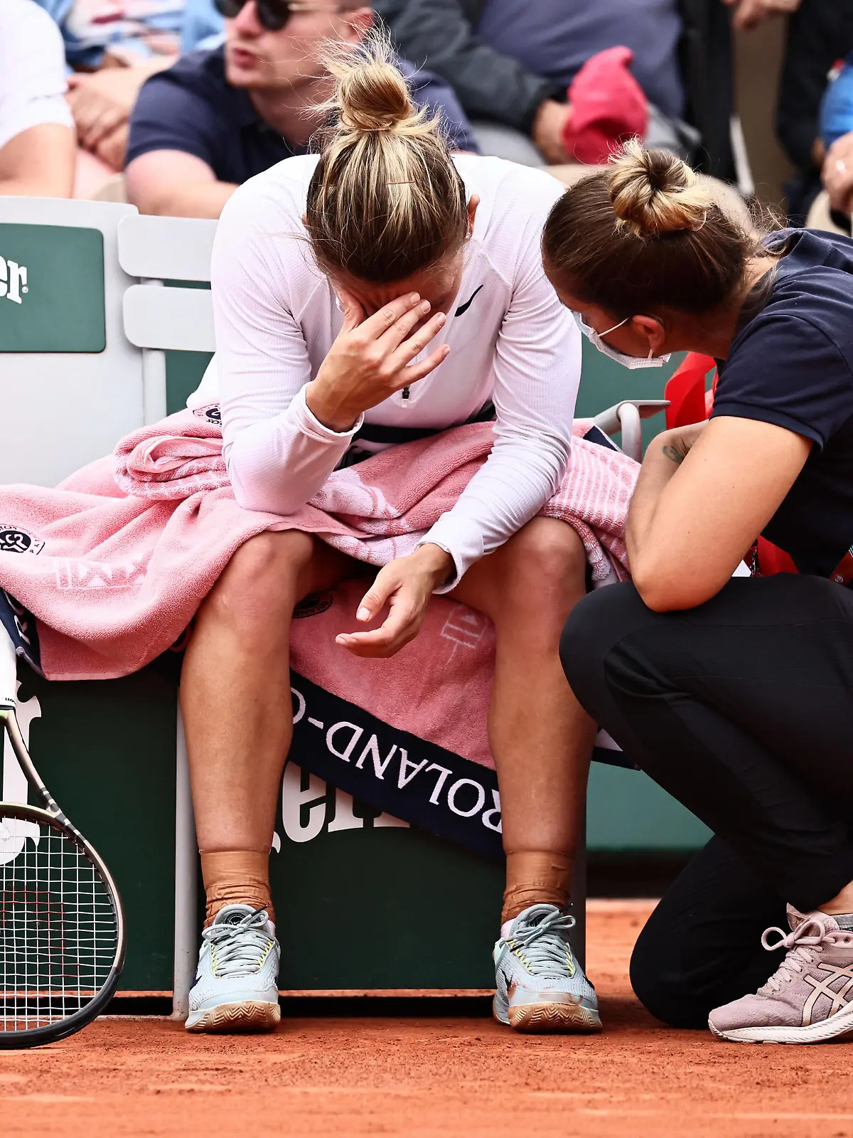  Simona Halep, ROU, during second round of 2022 French Open at Roland Garros, Paris, 26/05/2022 - *** Simona Halep, ROU, during second round of 2022 French Open at Roland Garros, Paris, 26 05 2022 PUBLICATIONxNOTxINxCHNxSUI