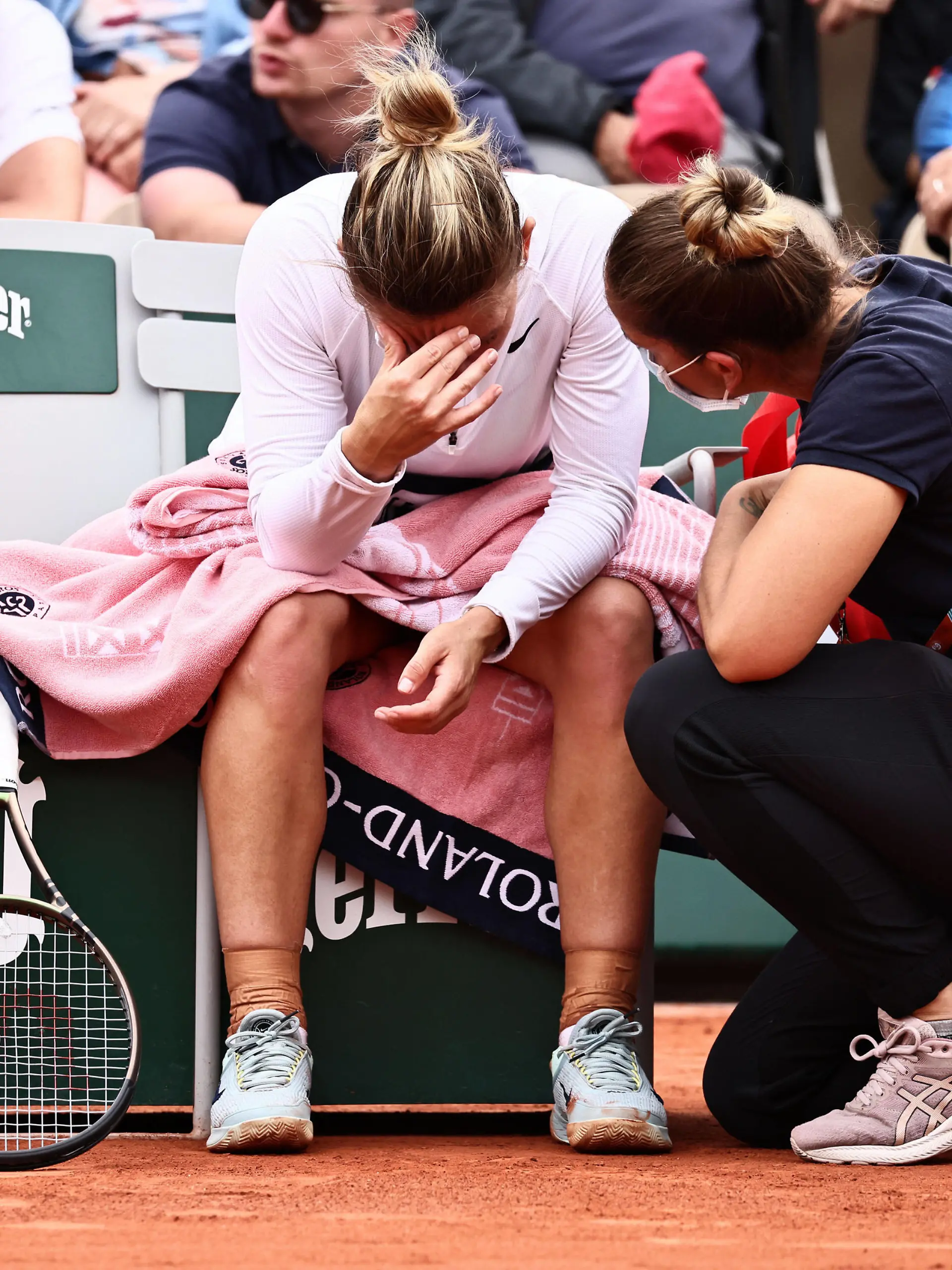  Simona Halep, ROU, during second round of 2022 French Open at Roland Garros, Paris, 26/05/2022 - *** Simona Halep, ROU, during second round of 2022 French Open at Roland Garros, Paris, 26 05 2022 PUBLICATIONxNOTxINxCHNxSUI