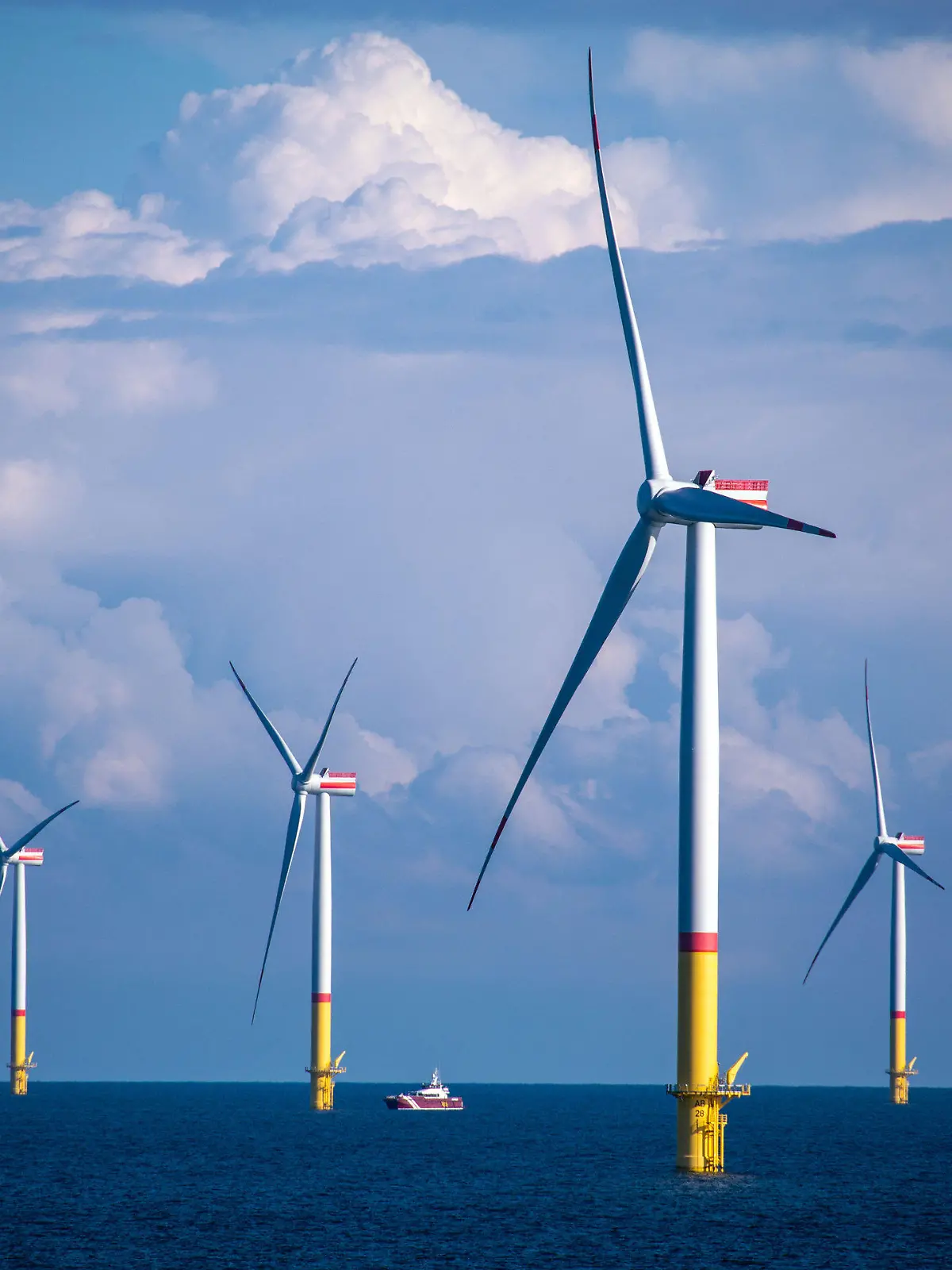 ARCHIV - 29.08.2020, Mecklenburg-Vorpommern, Mukran: ILLUSTRATION - Windräder zwischen den Inseln Rügen und Bornholm in der Ostsee. (zu dpa: «Deutschland will beim Windkraftausbau mit Ostsee-Staaten kooperieren») Foto: Jens Büttner/dpa-Zentralbild/dpa +++ dpa-Bildfunk +++
