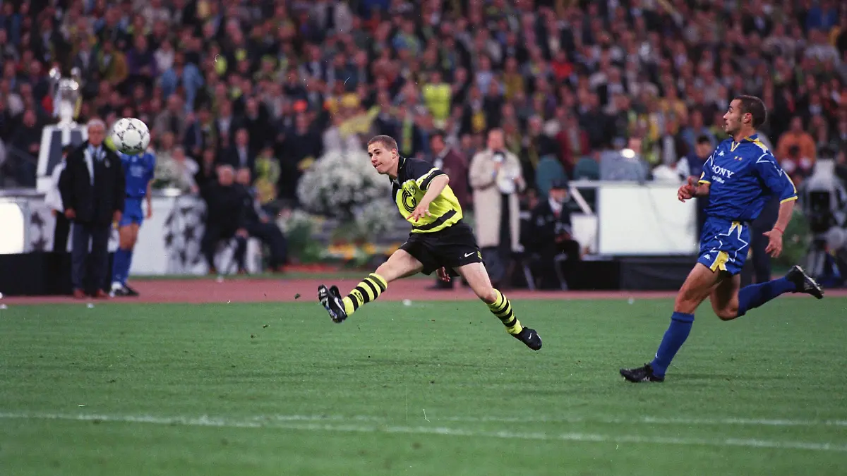 Bildnummer: 00778401  Datum: 28.05.1997  Copyright: imago/Buzzi
Traumtor - Lars Ricken (li., BVB) trifft mit einem sensationellem Heber zum 3:1, Paolo Montero (Juve) kann nicht mehr eingreifen; quer, Schuss, Schuß, schießen, Torschuß, Torschuss, Tor, Treffer, Gegentor, Ball, Champions League 1996/1997, Borussia Dortmund - Juventus Turin 3:1, Endspiel, Finale, Vneg München Dynamik,  Fußball EC 1 Herren Mannschaft Deutschland Gruppenbild Aktion Personen

Image number 00778401 date 28 05 1997 Copyright imago Buzzi Traumtor Lars Ricken left Borussia fault with a sensational Lift to 3 1 Paolo Montero Juve can not more intervene horizontal shot shot shooting Torschuß Torschuß goal Results Gegentor Ball Champions League 1996 1997 Borussia Dortmund Juventus Turin 3 1 Final Final Vneg Munich Dynamics Football EC 1 men Team Germany Group photo Action shot Human Beings 