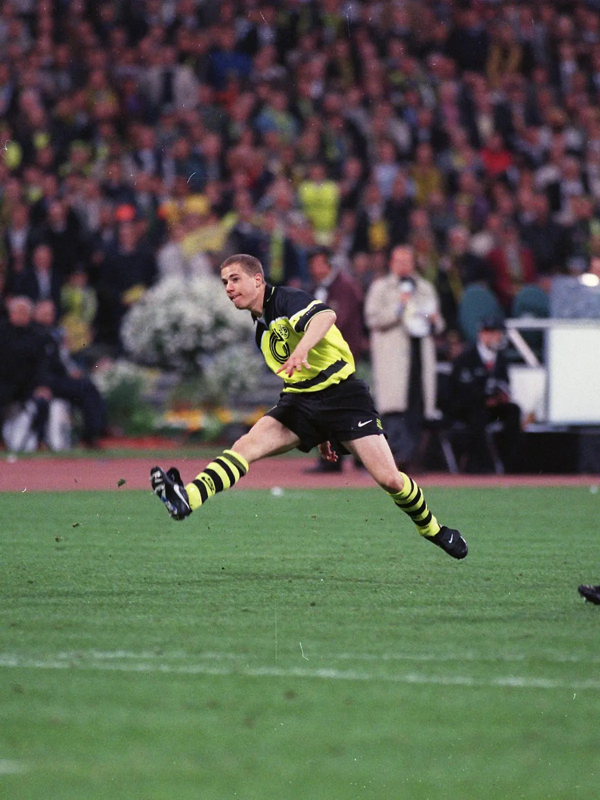 Bildnummer: 00778401  Datum: 28.05.1997  Copyright: imago/Buzzi
Traumtor - Lars Ricken (li., BVB) trifft mit einem sensationellem Heber zum 3:1, Paolo Montero (Juve) kann nicht mehr eingreifen; quer, Schuss, Schuß, schießen, Torschuß, Torschuss, Tor, Treffer, Gegentor, Ball, Champions League 1996/1997, Borussia Dortmund - Juventus Turin 3:1, Endspiel, Finale, Vneg München Dynamik,  Fußball EC 1 Herren Mannschaft Deutschland Gruppenbild Aktion Personen

Image number 00778401 date 28 05 1997 Copyright imago Buzzi Traumtor Lars Ricken left Borussia fault with a sensational Lift to 3 1 Paolo Montero Juve can not more intervene horizontal shot shot shooting Torschuß Torschuß goal Results Gegentor Ball Champions League 1996 1997 Borussia Dortmund Juventus Turin 3 1 Final Final Vneg Munich Dynamics Football EC 1 men Team Germany Group photo Action shot Human Beings 