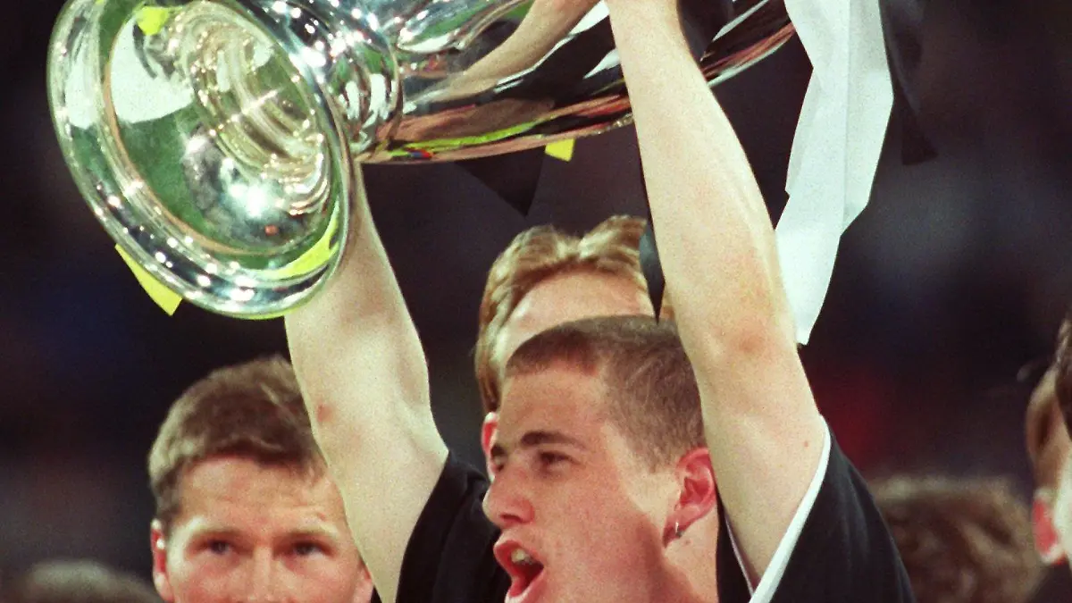 Lars Ricken jubelt am 28.05.1997 im Münchner Olympiastadion mit der Trophäe für den Sieg in der Champions League 1996/97. Links neben ihm sein Team-Kamerad Stefan Reuter. Borussia Dortmund gewinnt den Cup durch ein 3:1 (2:0) im Finale des Europapokal-Wettbewerbs der Landesmeister gegen den italienischen Meister Juventus Turin. Das entscheidende dritte Tor für die Westfalen erzielt der erst 20jährige Ricken in der 71. Spielminute mit einem technisch perfekten Heber nur wenige Sekunden nach seiner Einwechslung.