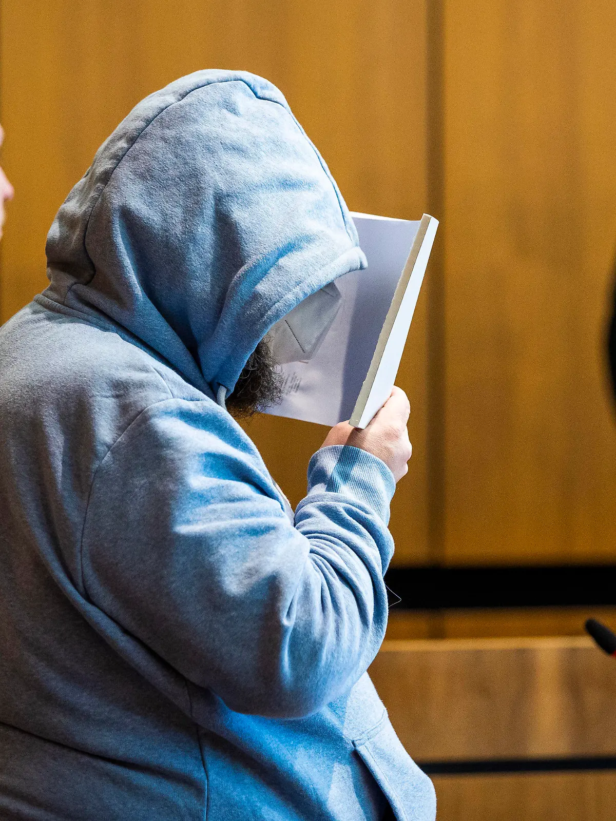 19.06.2023, Niedersachsen, Hildesheim: Der Angeklagte (M) steht beim Prozessauftakt wegen teils schweren sexuellen Missbrauchs von Kindern neben seinem Verteidiger Jonas Meese (l) in einem Saal des Landgerichts Hildesheim. Dem Angeklagten wird vorgeworfen, sich gegenüber Eltern als vertrauenswürdige Aufsichtsperson ausgegeben und dann in seiner Wohnung insgesamt 16 Straftaten begangen zu haben. Die betroffenen Kinder sollen nach Gerichtsangaben etwa zwischen fünf und zwölf Jahre alt gewesen sein. Foto: Moritz Frankenberg/dpa +++ dpa-Bildfunk +++