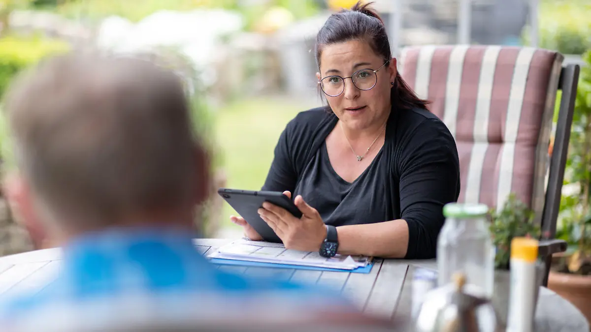 16.05.2022, Bayern, Aurach: Anna-Maria Toska, Erhebungsbeauftragte für den Zensus 2022, führt eine Befragung durch. Ab 16. Mai wird in ganz Deutschland ein stichprobenartig ausgewählter Teil der Bevölkerung befragt. Es geht etwa um Alter, Familienstand oder Wohn- und Arbeitssituation. Die Ergebnisse sind Grundlage für viele politische und wirtschaftliche Entscheidungen. Foto: Daniel Karmann/dpa +++ dpa-Bildfunk +++