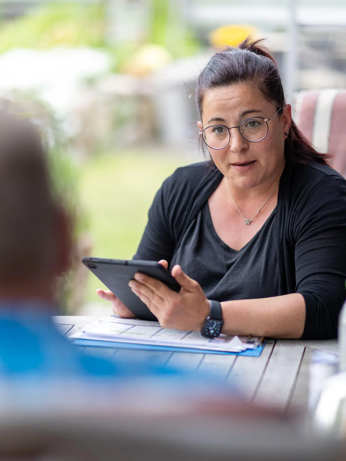 16.05.2022, Bayern, Aurach: Anna-Maria Toska, Erhebungsbeauftragte für den Zensus 2022, führt eine Befragung durch. Ab 16. Mai wird in ganz Deutschland ein stichprobenartig ausgewählter Teil der Bevölkerung befragt. Es geht etwa um Alter, Familienstand oder Wohn- und Arbeitssituation. Die Ergebnisse sind Grundlage für viele politische und wirtschaftliche Entscheidungen. Foto: Daniel Karmann/dpa +++ dpa-Bildfunk +++
