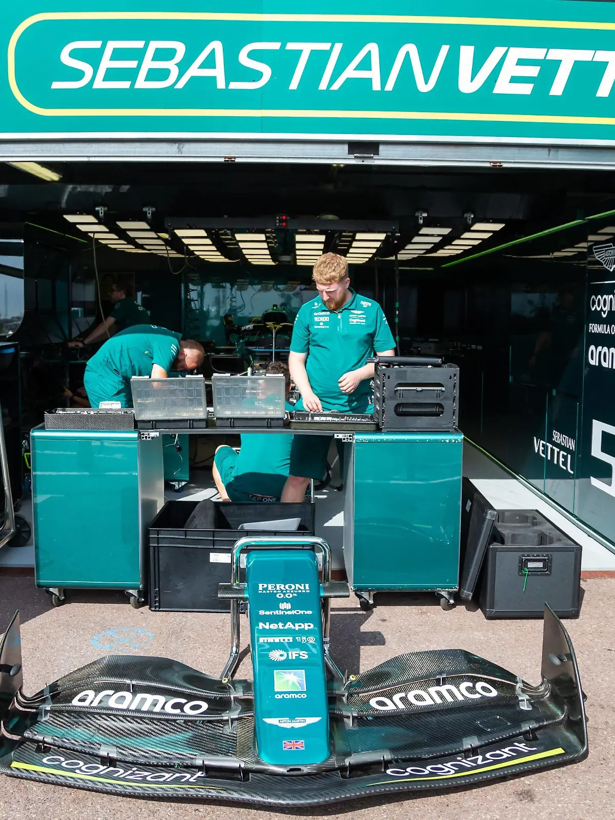  Blick in die Box von Sebastian Vettel Aston Martin, Grosser Preis von Monaco 2022, Motorsport, Formel 1, 26.05.2022 Grosser Preis von Monaco 2022, Motorsport, Formel 1, 26.05.2022 *** View into the pit of Sebastian Vettel Aston Martin , Monaco Grand Prix 2022, Motorsport, Formula 1, 26 05 2022 Monaco Grand Prix 2022, Motorsport, Formula 1, 26 05 2022 Copyright: xEibner-Pressefoto/AlexanderxNeisx EP_ANS