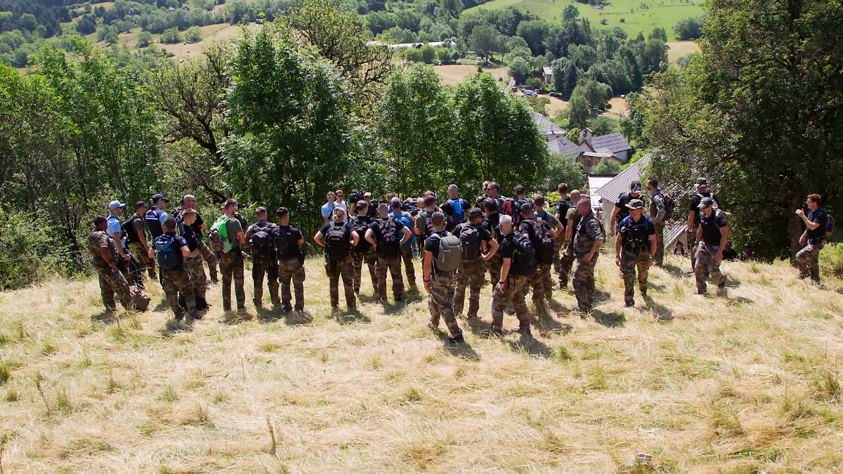 Huge Search Under Way For Missing Two-Year-Old Boy - Vernet A group of gendarmes are looking for little Emile in a steep area. French police are engaged in an extensive air and land search for a missing two-year-old boy who disappeared from a village in the south of the country at the weekend. The toddler, Emile, was playing in the garden of his grandparents house in a hamlet just outside Le Vernet in the Alpes-de-Haute-Provence between Grenoble and Nice when he vanished on Saturday afternoon. Vernet, France, July 10, 2023. Photo by Thibaut Durand/ABACAPRESS.COM Vernet France PUBLICATIONxNOTxINxFRAxSPAxUKxUSAxBELxPOL Copyright: xDurandxThibaut/ABACAx 860175_016 DurandxThibaut/ABACAx 860175_016
