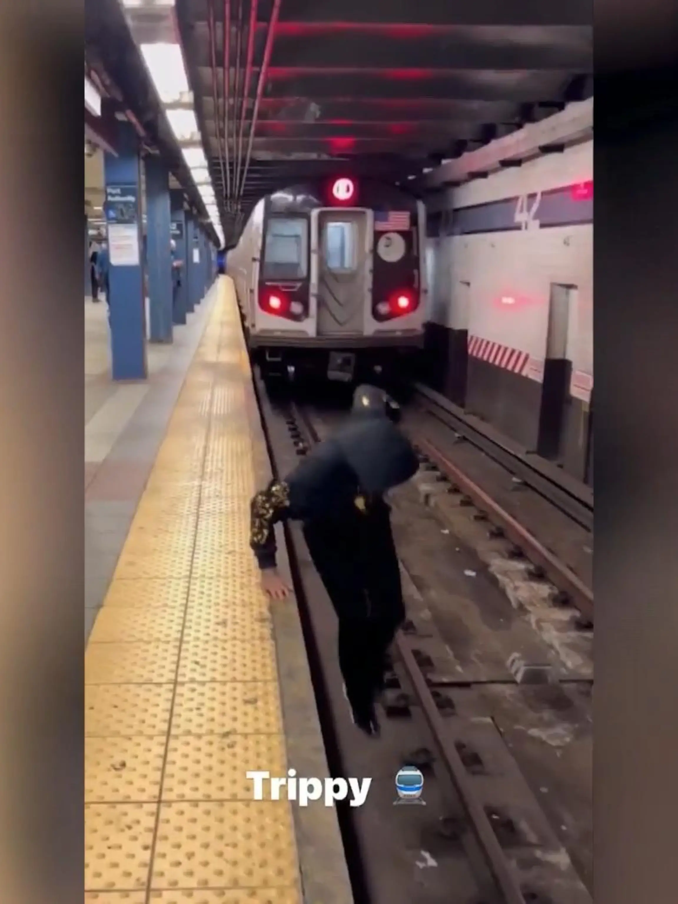 Manche Menschen tun alles, um einen kurzen Moment im Fokus der Öffentlichkeit zu stehen. Wahnsinn! So zeigt dieses Video einen Mann, der in letzter Sekunde vor einer U-Bahn wegspringt. Aber es ist nicht, wie es scheint.
