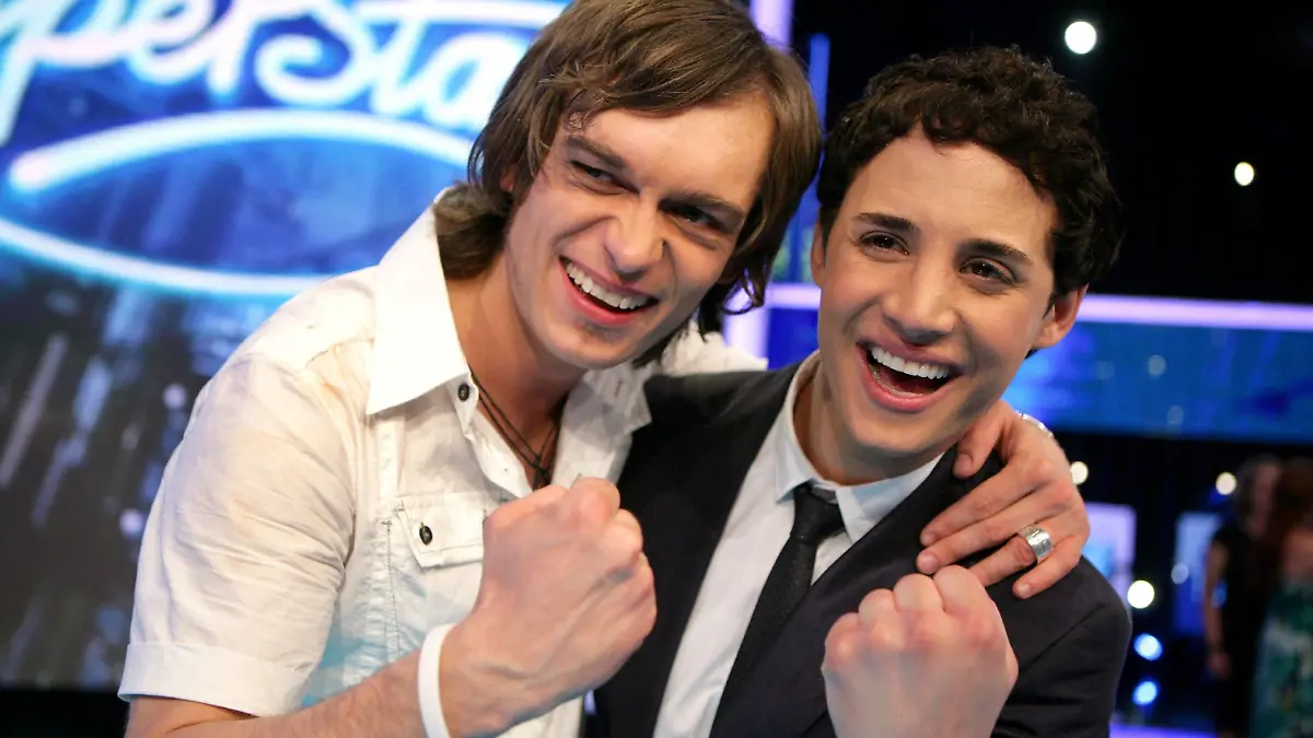 ARCHIV - Die Kandidaten Thomas Godoj (l) und Fady Maalouf nach dem Halbfinale von "Deutschland sucht den Superstar" in Köln (Archivfoto vom 10.05.2008). Zum dritten Mal hintereinander machen zwei Männer unter sich den Sieger im RTL-Castingwettbewerb "DSDS" aus. Thomas Godoj (30), der von den Fans als «Rock-König» gefeierte Sänger mit polnischer Abstammung, tritt an diesem Samstag (17.05.2008) gegen Fady Maalouf (29), den von der Jury als «Schnulzenkaiser» titulierten Nachwuchskünstler aus dem Libanon, an. Foto: Rolf Vennenbernd (zu dpa-KOrr. "Das «Superstar»-Finale: «Rock-König» trifft auf «Schnulzenkaiser") vom 14.05.2008) +++(c) dpa - Bildfunk+++