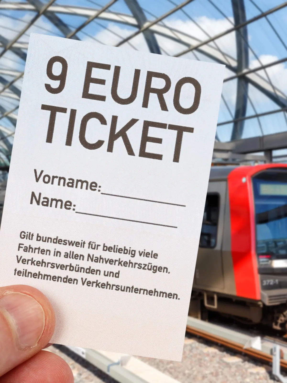  9-Euro-Ticket 9 Euro Ticket mit Metro U-Bahn Fotomontage in Hamburg, Deutschland Hamburg, Deutschland - 17. Mai 2022: 9-Euro-Ticket 9 Euro Ticket mit Metro U-Bahn Fotomontage in Hamburg, Deutschland. *** 9 Euro Ticket 9 Euro Ticket with Metro U Bahn Photomontage in Hamburg, Germany Hamburg, Germany 17 May 2022 9 Euro Ticket 9 Euro Ticket with Metro U Bahn Photomontage in Hamburg, Germany