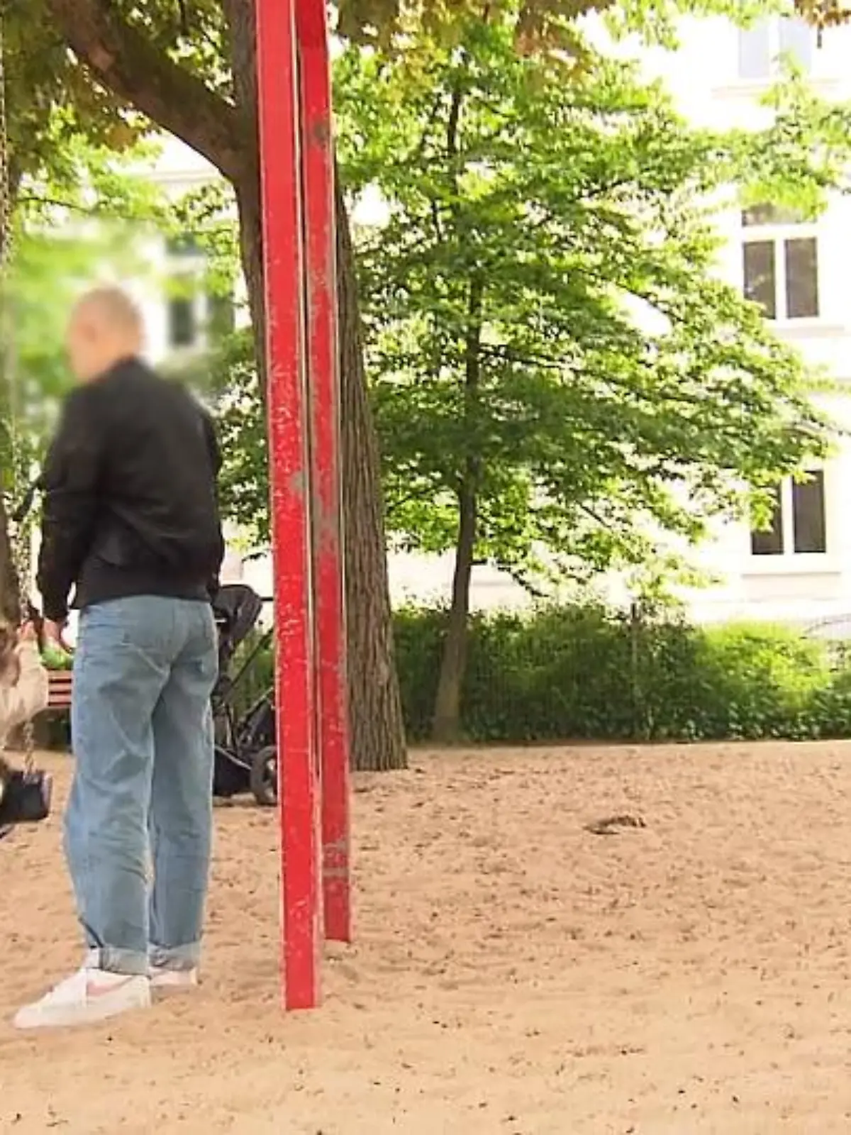Eltern zu werden ist für viele Paare das absolute Glück. Auch für Tara und Tony war die Geburt ihrer Tochter ein unvergesslicher Moment. Doch darauf folgte die herbe Enttäuschung: nur Tara darf sich als Elternteil eintragen lassen, Tony nicht. Denn Tony ist non-binär – ordnet sich weder dem weiblichen noch dem männlichen Geschlecht zu. Und da macht das deutsche Gesetz nicht mit. Welchen Weg die beiden nun gehen und wie das Gericht in Frankfurt die Lage erklärt – im Video.