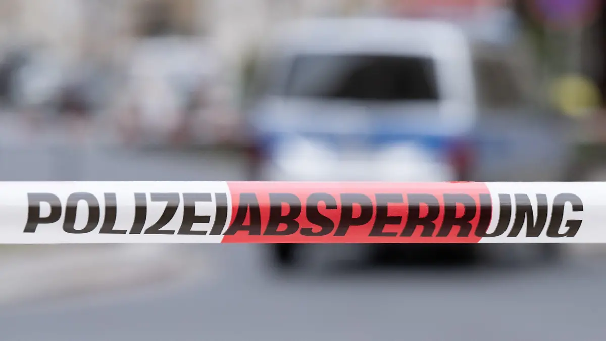 19.10.2022, Sachsen, Dresden: Ein Polizeiauto steht im Dresdner Stadtteil Leipziger Vorstadt auf der Rudolf-Leonhard-Straße hinter einem Absperrband. Wegen eines Mannes mit einer Pistole ist die Polizei zur Sicherung der Lage im Einsatz. Foto: Sebastian Kahnert/dpa +++ dpa-Bildfunk +++