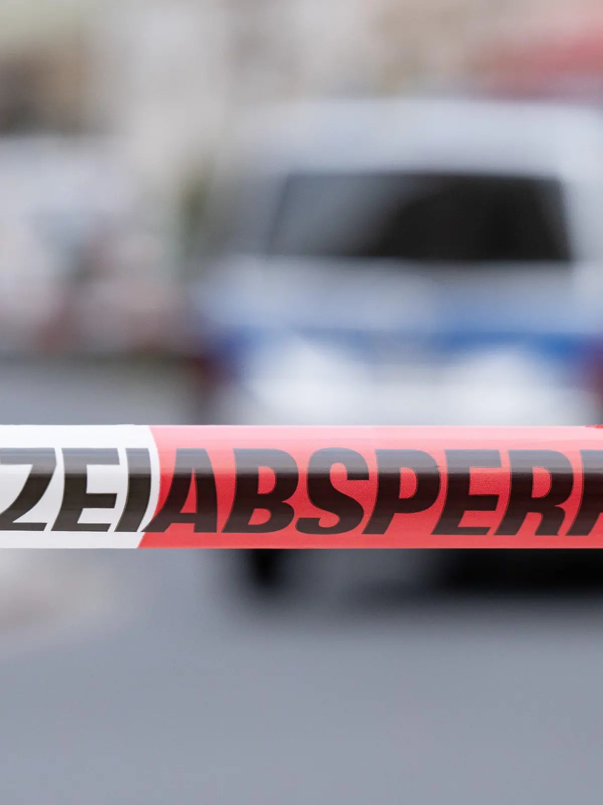 19.10.2022, Sachsen, Dresden: Ein Polizeiauto steht im Dresdner Stadtteil Leipziger Vorstadt auf der Rudolf-Leonhard-Straße hinter einem Absperrband. Wegen eines Mannes mit einer Pistole ist die Polizei zur Sicherung der Lage im Einsatz. Foto: Sebastian Kahnert/dpa +++ dpa-Bildfunk +++
