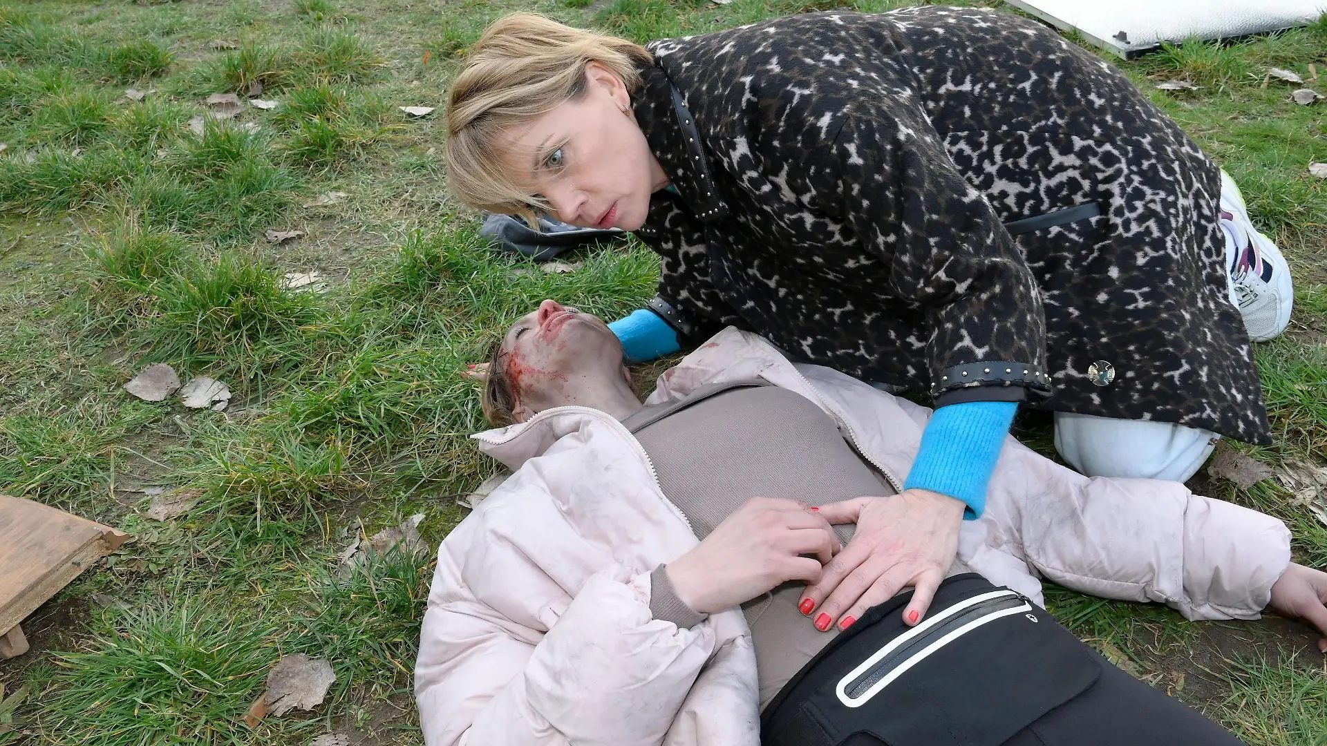 Yvonne (Gisa Zach, oben) will die verletzte Zoe (Lara Dandelion Seibert) nicht ihrem Schicksal überlassen.
+++ Die Verwendung des sendungsbezogenen Materials ist nur mit dem Hinweis und Verlinkung auf RTL+ gestattet. +++