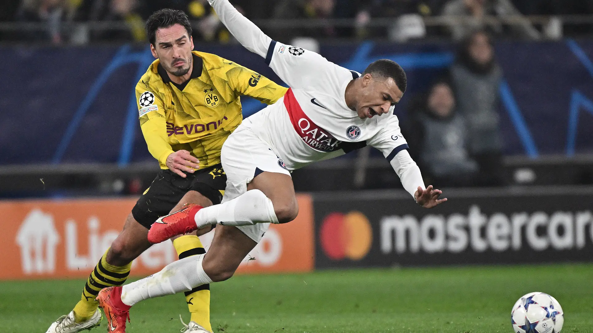 13.12.2023, Nordrhein-Westfalen, Dortmund: Fußball, Champions League, Gruppe F, 6. Spieltag, Gruppenphase, Borussia Dortmund - Paris Saint-Germain, Signal Iduna Park: Dortmunds Abwehrspieler Mats Hummels (l) und Paris' Stürmer Kylian Mbappé in Aktion.

Dortmunds Abwehrspieler Mats Hummels (links) weiß, wie man Superstars wie Kylian Mbappé aufhält. (zu dpa: «Hummels' Zukunft weiter offen: «Genieße es, mir das freizuhalten»») Foto: Bernd Thissen/dpa +++ dpa-Bildfunk +++