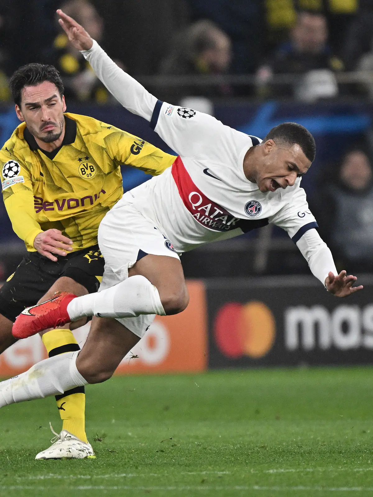 13.12.2023, Nordrhein-Westfalen, Dortmund: Fußball, Champions League, Gruppe F, 6. Spieltag, Gruppenphase, Borussia Dortmund - Paris Saint-Germain, Signal Iduna Park: Dortmunds Abwehrspieler Mats Hummels (l) und Paris' Stürmer Kylian Mbappé in Aktion.

Dortmunds Abwehrspieler Mats Hummels (links) weiß, wie man Superstars wie Kylian Mbappé aufhält. (zu dpa: «Hummels' Zukunft weiter offen: «Genieße es, mir das freizuhalten»») Foto: Bernd Thissen/dpa +++ dpa-Bildfunk +++