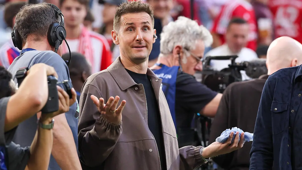Fussballexperte Miroslav Klose wurde durch den Rasensprenger nass, FC Bayern Muenchen vs. Real Madrid, Champions League, Fussball, Halbfinale, Hinspiel, 30.04.2024 Muenchen Bayern Deutschland *** Football expert Miroslav Klose got wet by the sprinkler, FC Bayern Muenchen vs Real Madrid, Champions League, football, semi-final, first leg, 30 04 2024 Muenchen Bayern Germany Copyright: xkolbert-press/ChristianxKolbertx
