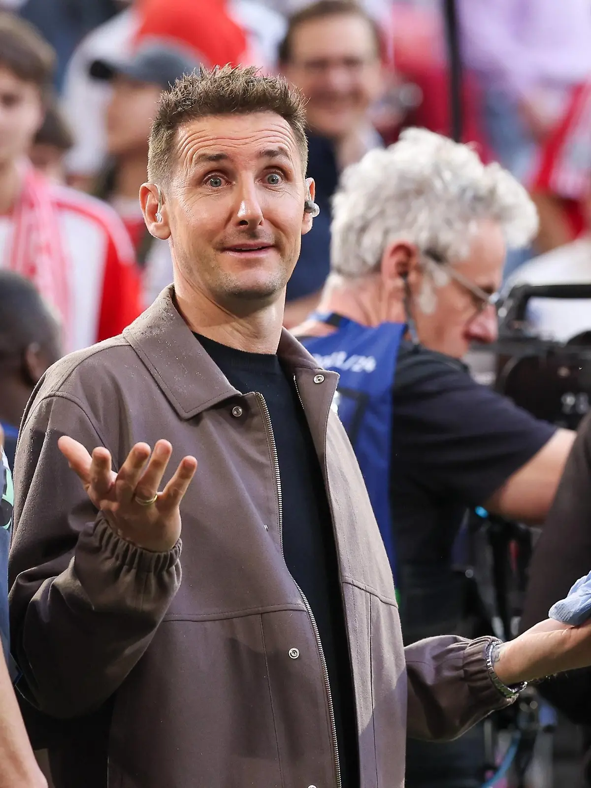 Fussballexperte Miroslav Klose wurde durch den Rasensprenger nass, FC Bayern Muenchen vs. Real Madrid, Champions League, Fussball, Halbfinale, Hinspiel, 30.04.2024 Muenchen Bayern Deutschland *** Football expert Miroslav Klose got wet by the sprinkler, FC Bayern Muenchen vs Real Madrid, Champions League, football, semi-final, first leg, 30 04 2024 Muenchen Bayern Germany Copyright: xkolbert-press/ChristianxKolbertx