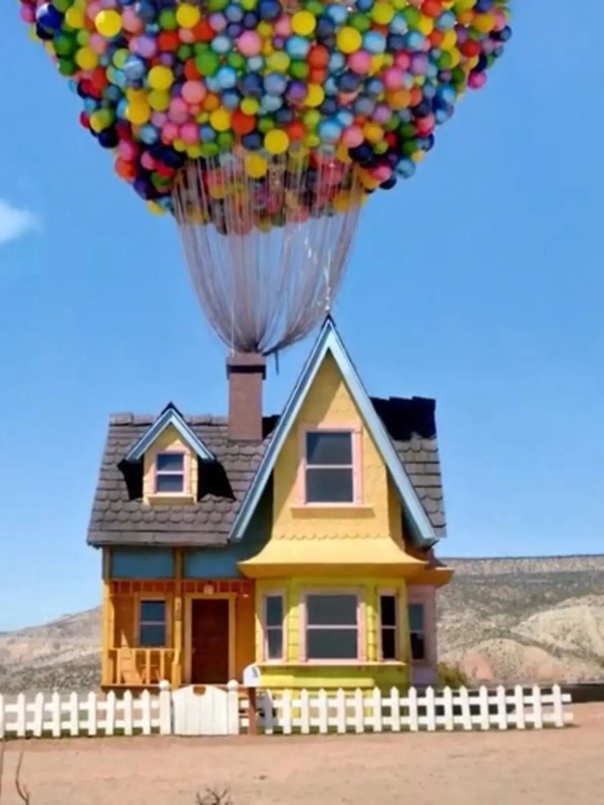 Jetzt geht es hoch hinaus! Bei AirBnB könnt ihr wortwörtlich in luftiger Höhe übernachten! Nach Barbies Traumhaus oder der Wohnung aus Kevin allein zu Hause, hat die Buchungsplattform nun das Haus von Carl Fredricksen nachgebaut aka dem grummeligen Opa aus dem Pixar-FIlm Oben. Und das hängt tatsächlich an einem Kran!