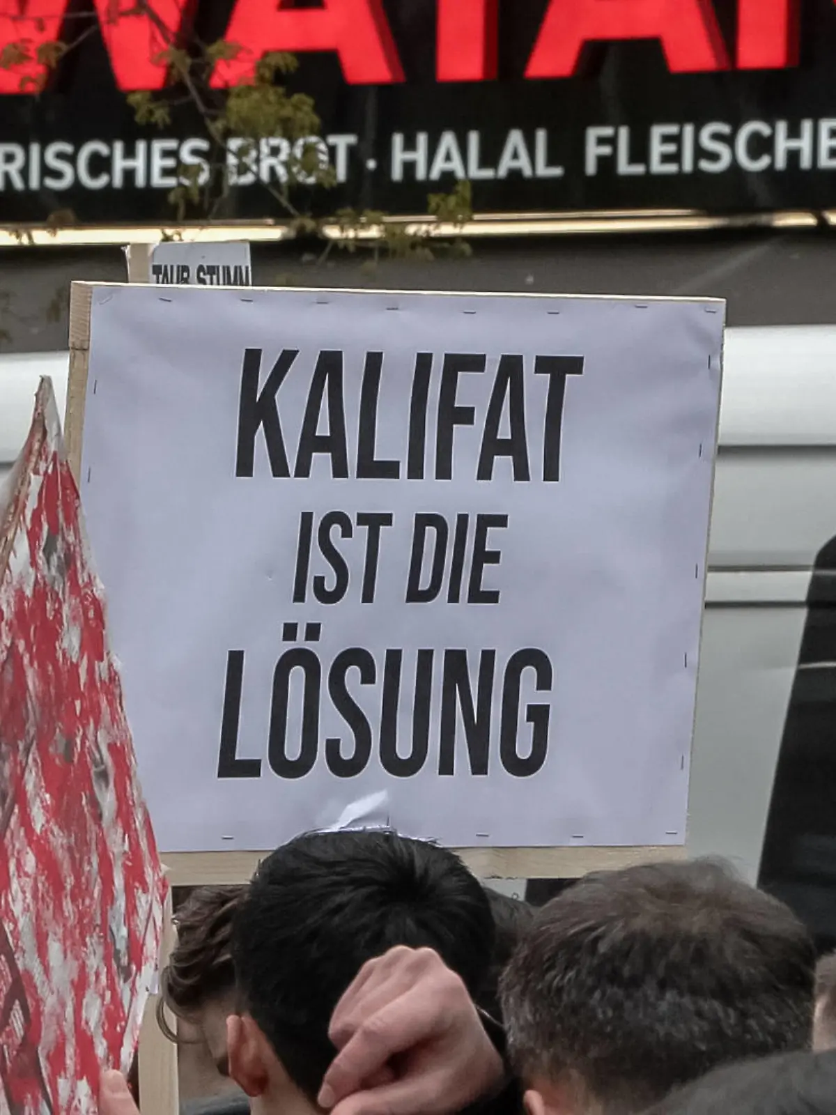 RECORD DATE NOT STATED  Hamburg Kalifat-Demo auf dem Steindamm in Hambug. Polizei mit einem Großaufgebot vor Ort. *** Hamburg Caliphate demo on the Steindamm in Hambug Police with a large contingent on site Copyright: xBlaulicht-News.dex