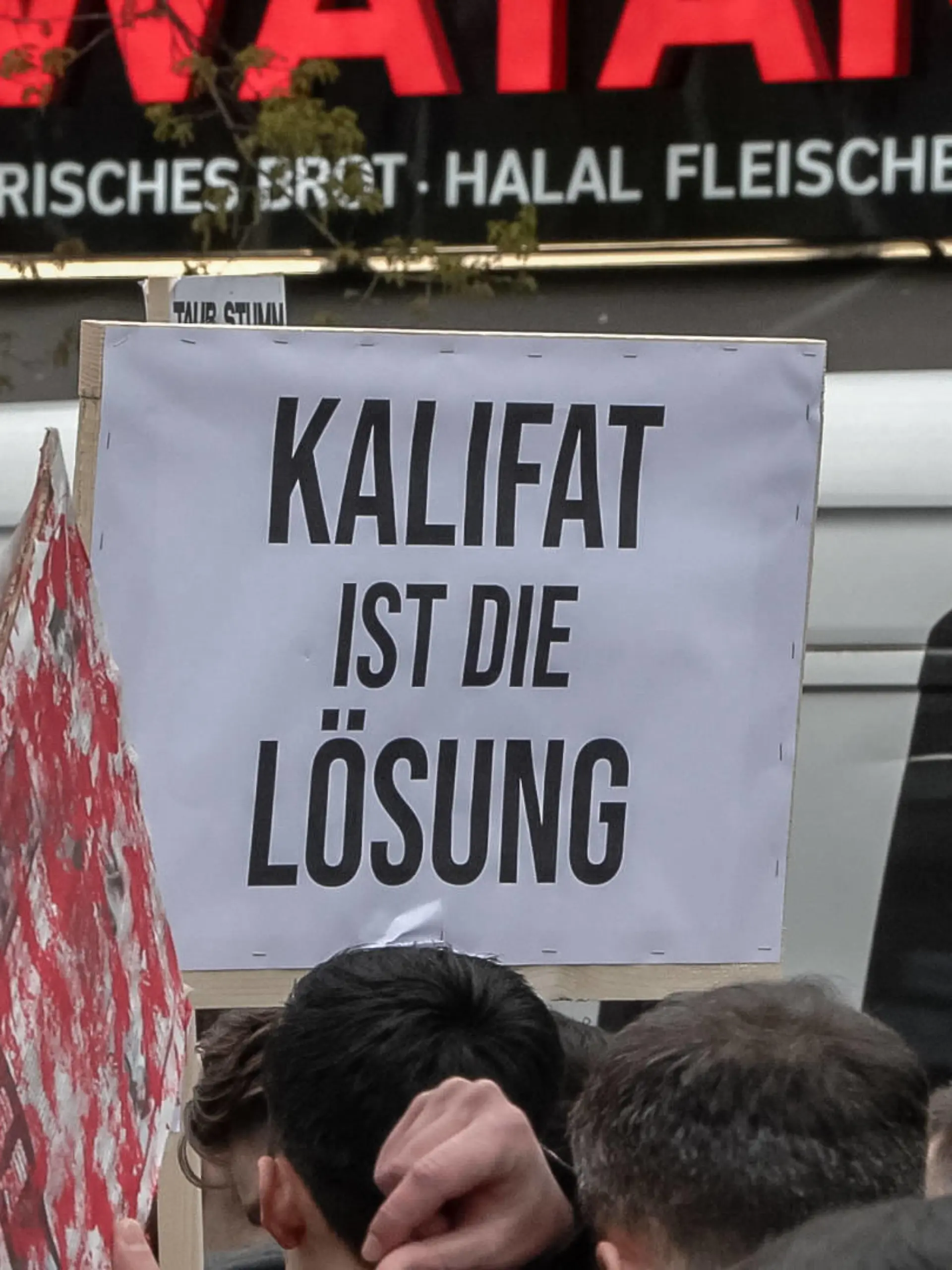 RECORD DATE NOT STATED  Hamburg Kalifat-Demo auf dem Steindamm in Hambug. Polizei mit einem Großaufgebot vor Ort. *** Hamburg Caliphate demo on the Steindamm in Hambug Police with a large contingent on site Copyright: xBlaulicht-News.dex