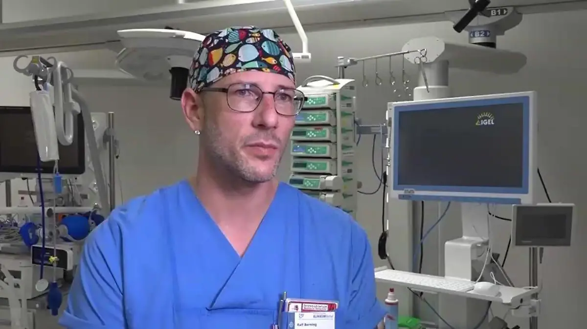 In den sozialen Netzwerken berichtet Ralf Berning als "Schwester.Gabi" vom Alltag in der Pflege und kämpft für bessere Arbeitsbedingungen.