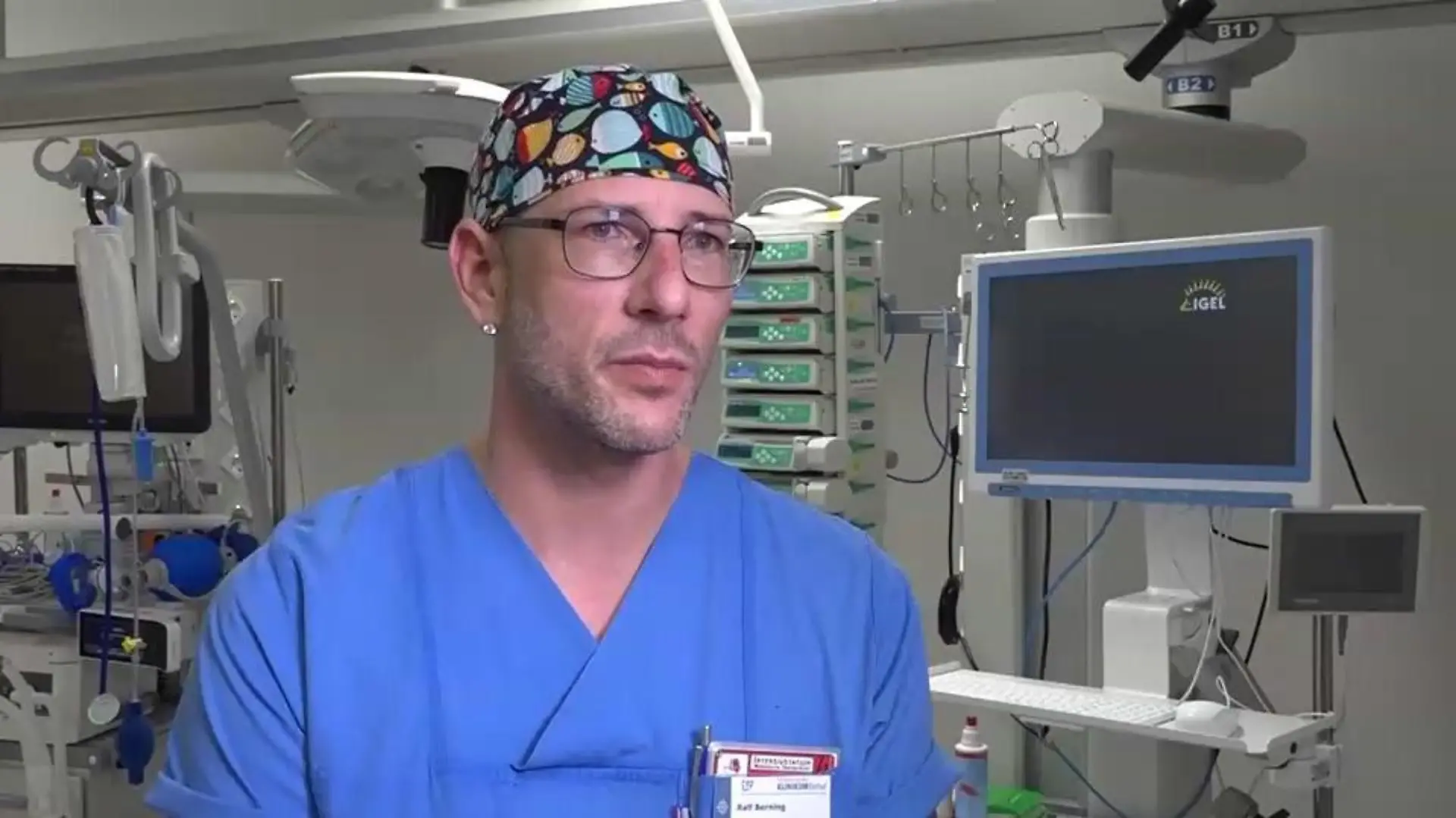 In den sozialen Netzwerken berichtet Ralf Berning als "Schwester.Gabi" vom Alltag in der Pflege und kämpft für bessere Arbeitsbedingungen.