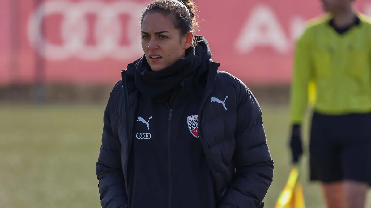 A - Junioren Bundesliga Süd/Südwest - Saison 2021/2022 - FC Ingolstadt 04 - SC Freiburg - Sabrina Wittmann Trainerin FCI - Foto: Stefan Bösl A - Junioren Bundesliga Süd/Südwest - Saison 2021/2022 - FC Ingolstadt 04 - SC Freiburg