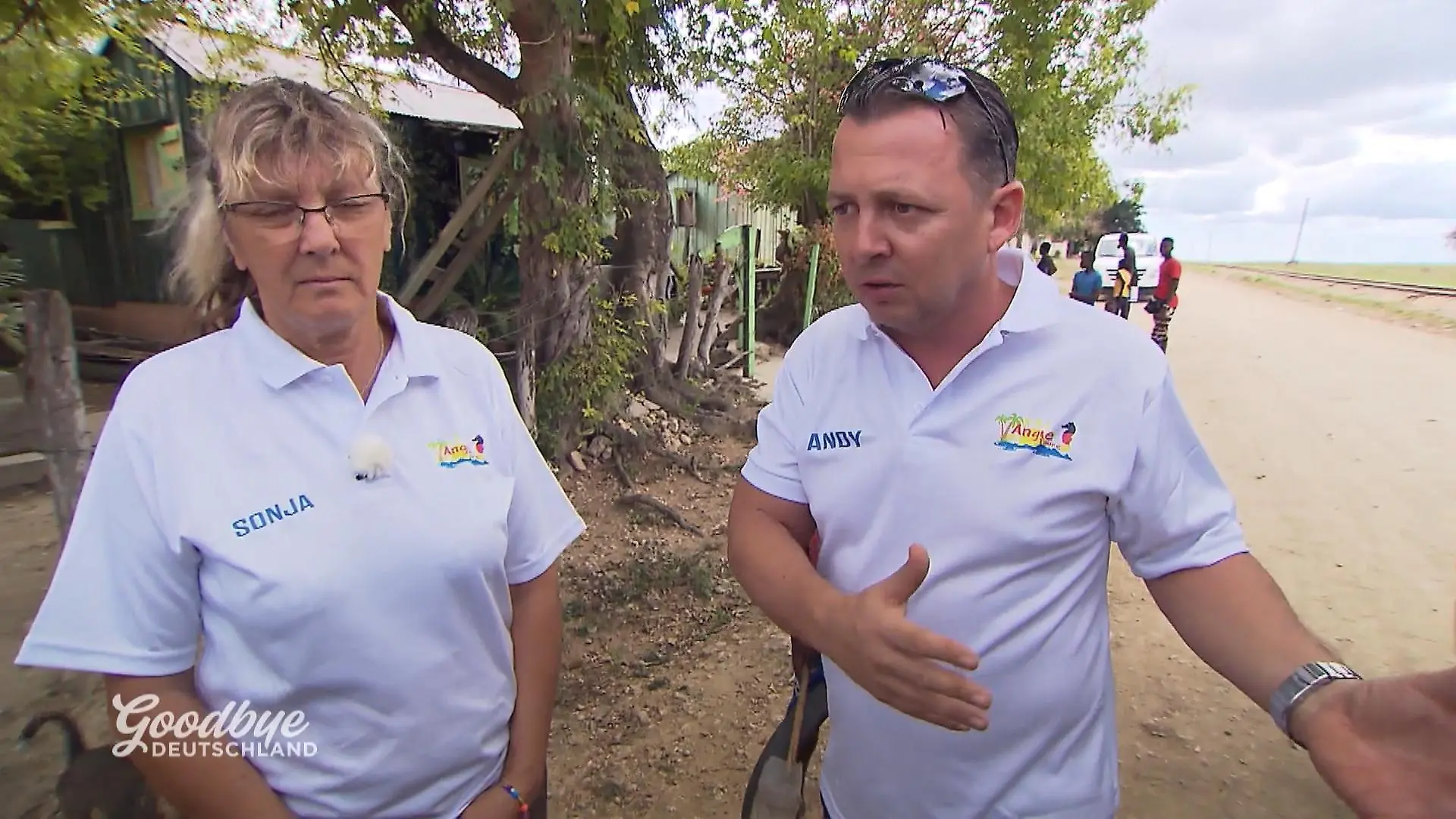 Sonja hat endlich einen Job ergattert Als Reiseleiterin