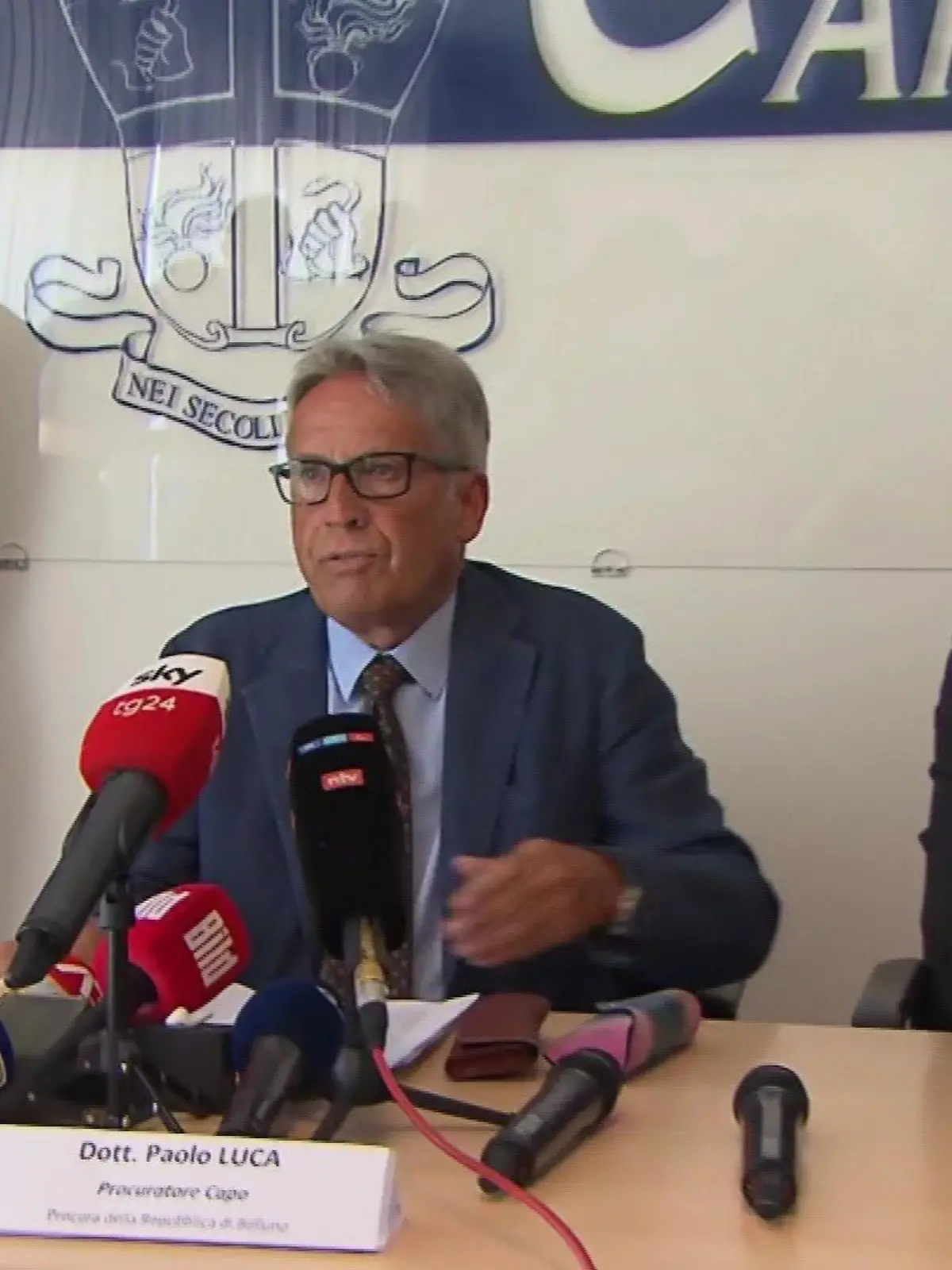 Staatsanwalt Paolo Luca (links) informiert am Dienstag die Presse über den Stand der Ermittlungen.