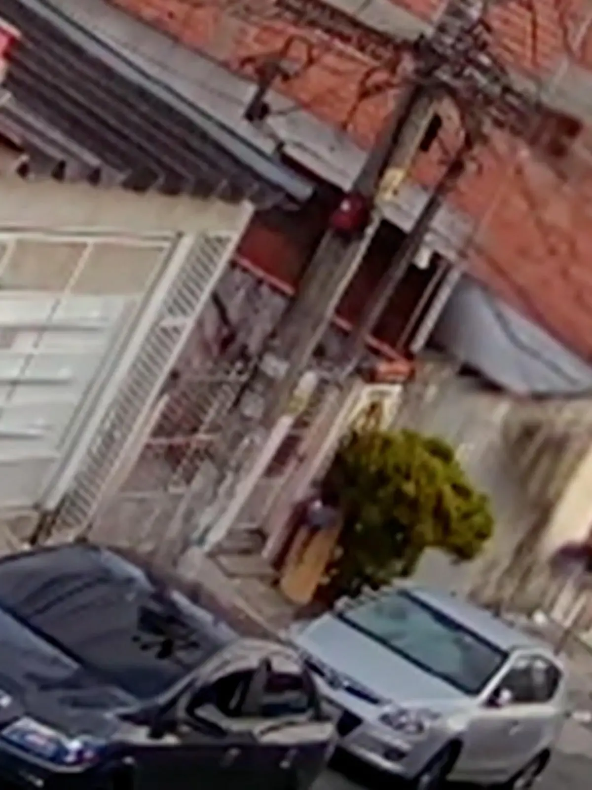 Kopfüber hängt Jhennifer aus einem Fenster in Sao Paulo. Plötzlich fliegt die junge Frau ruckartig  sechs Meter in die Tiefe.