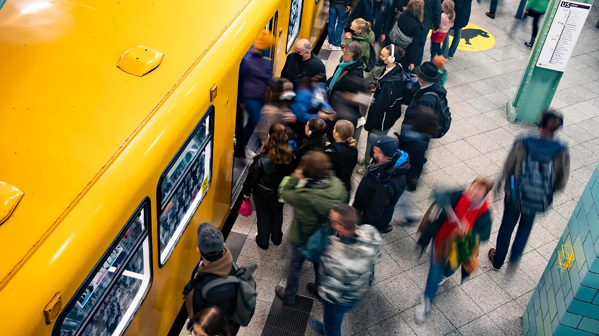 Reisende steigen ein und aus in einem U-Bahn Zug am Alexanderplatz in Berlin am 1. Oktober 2022. Erster Tag des 29 Euro Ticket fuer den oeffentlichen Verkehr in Berlin - Features *** Travelers get on and off a subway train at Alexanderplatz in Berlin on October 1, 2022 First day of the 29 Euro ticket for public transport in Berlin features 