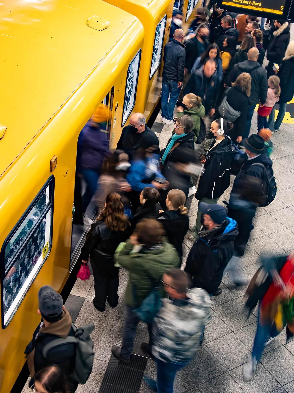 Reisende steigen ein und aus in einem U-Bahn Zug am Alexanderplatz in Berlin am 1. Oktober 2022. Erster Tag des 29 Euro Ticket fuer den oeffentlichen Verkehr in Berlin - Features *** Travelers get on and off a subway train at Alexanderplatz in Berlin on October 1, 2022 First day of the 29 Euro ticket for public transport in Berlin features 