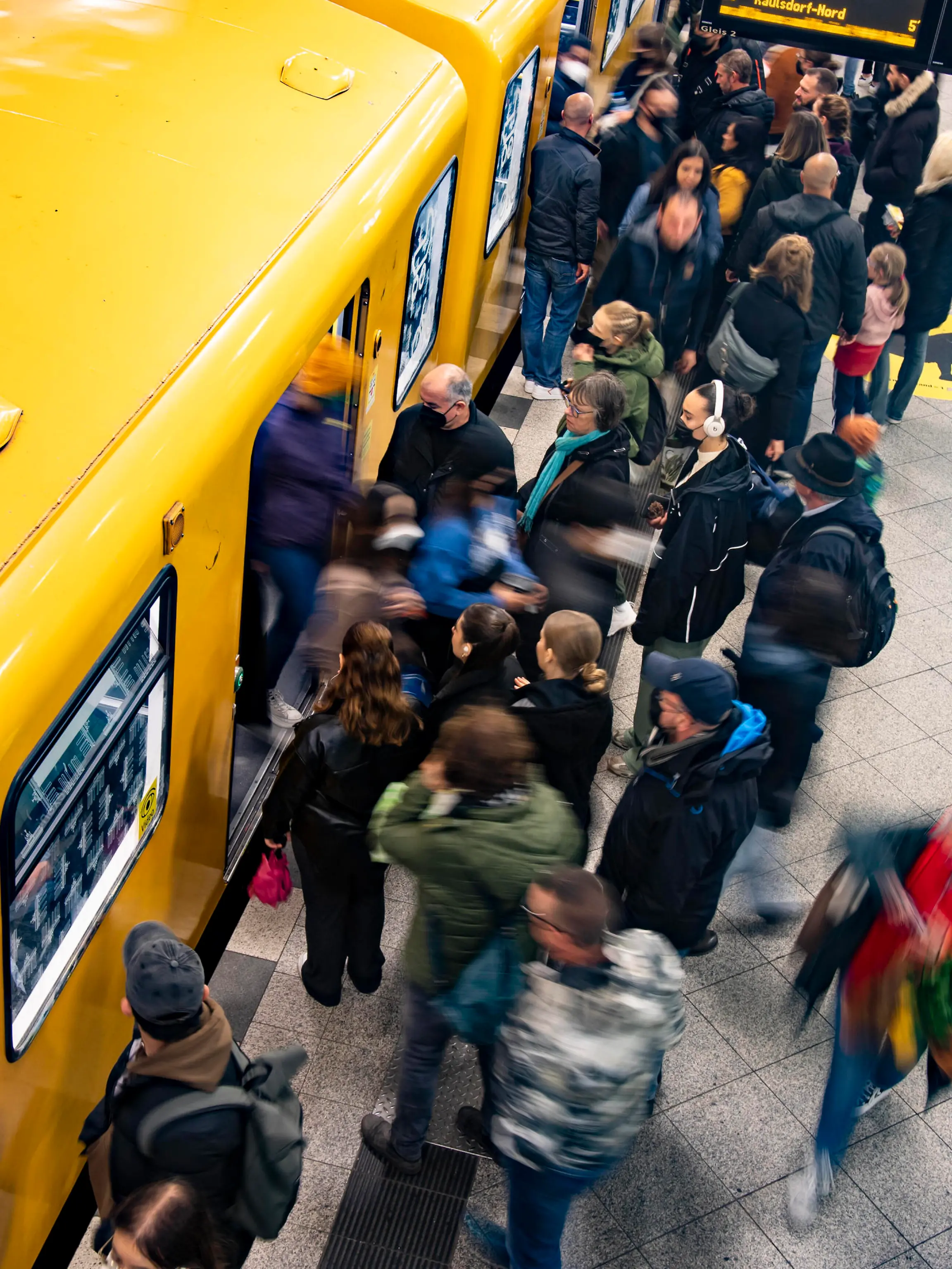 Reisende steigen ein und aus in einem U-Bahn Zug am Alexanderplatz in Berlin am 1. Oktober 2022. Erster Tag des 29 Euro Ticket fuer den oeffentlichen Verkehr in Berlin - Features *** Travelers get on and off a subway train at Alexanderplatz in Berlin on October 1, 2022 First day of the 29 Euro ticket for public transport in Berlin features 