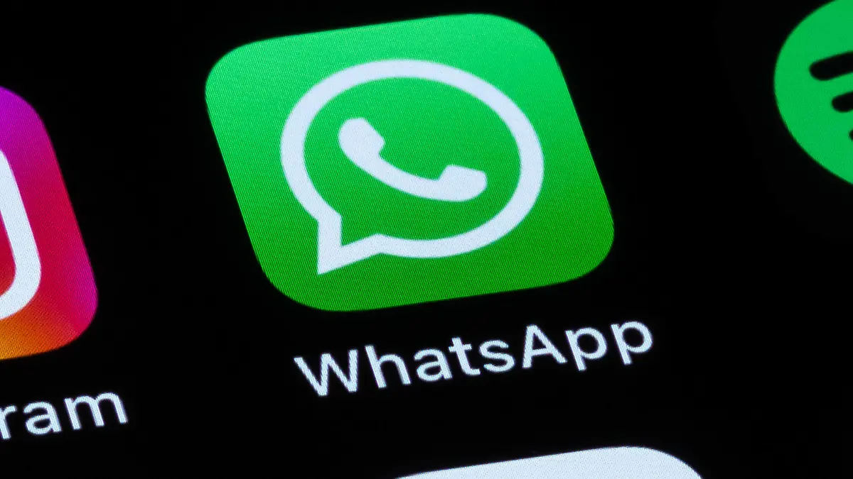 Die Applikation App WhatsApp ist auf dem Display eines Smartphones zu sehen. Rottweil Baden-Württemberg Deutschland *** The WhatsApp application can be seen on the display of a smartphone Rottweil Baden Württemberg Germany