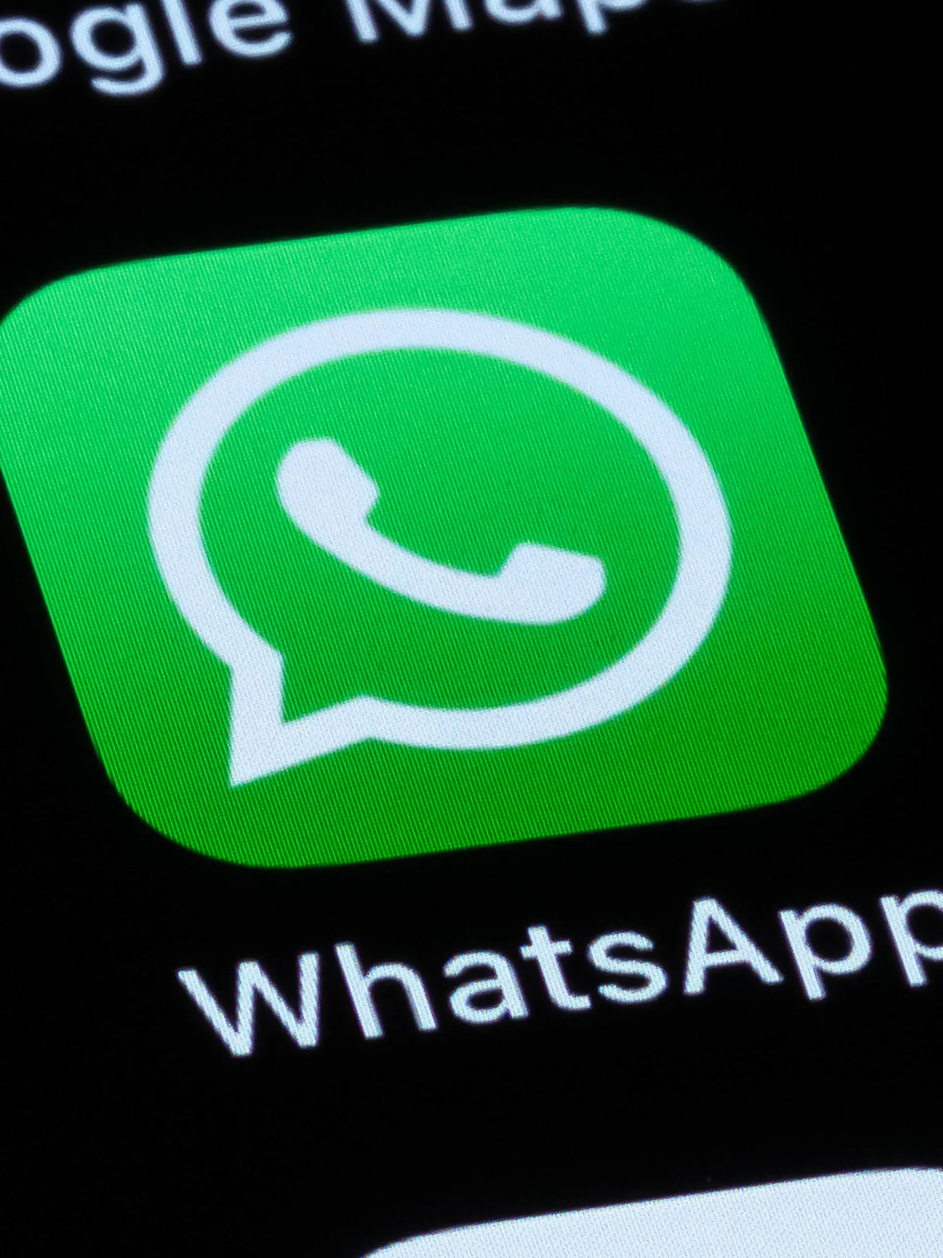Die Applikation App WhatsApp ist auf dem Display eines Smartphones zu sehen. Rottweil Baden-Württemberg Deutschland *** The WhatsApp application can be seen on the display of a smartphone Rottweil Baden Württemberg Germany