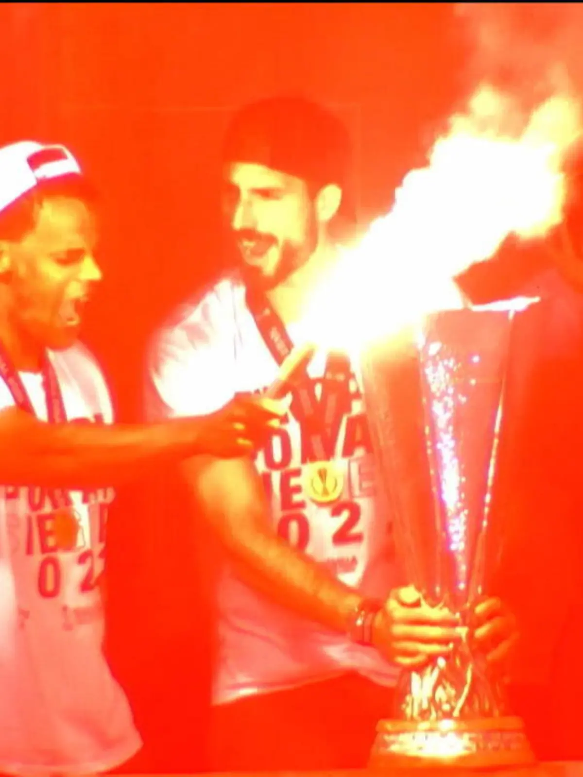 Bild zu: "Pyro-Wahnsinn bei Eintracht-Party auf dem Römer!"
