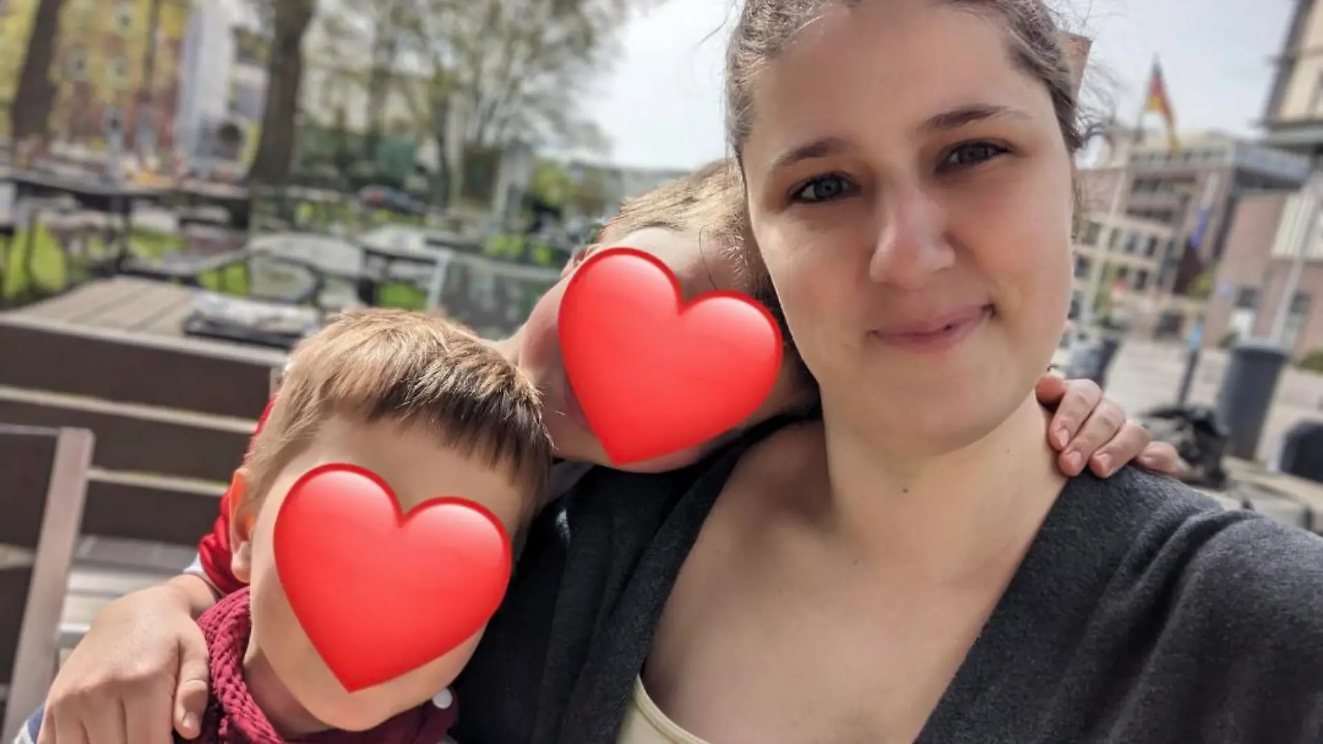 Es ist eine schwere Zeit für die kleine Familie. Während ihrer Chemotherapie dürfen die vier und sechs Jahre alten Jungs ihre Mutter nicht im Krankenhaus besuchen.