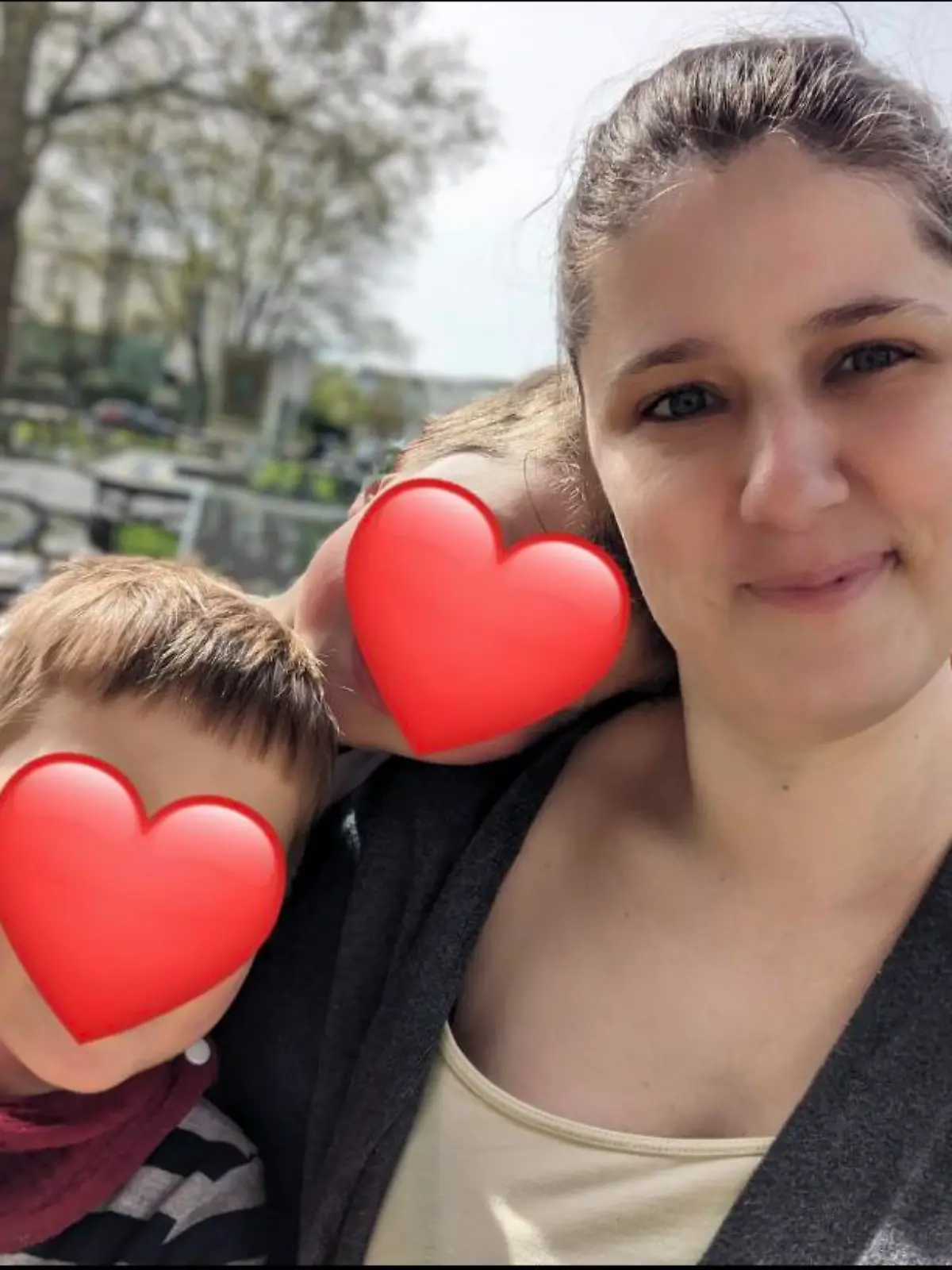 Es ist eine schwere Zeit für die kleine Familie. Während ihrer Chemotherapie dürfen die vier und sechs Jahre alten Jungs ihre Mutter nicht im Krankenhaus besuchen.
