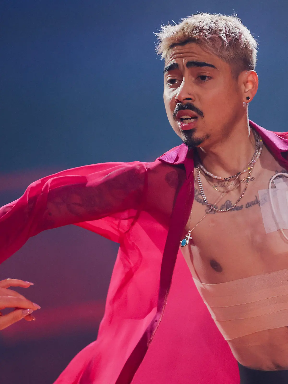 19.04.2024, Nordrhein-Westfalen, Köln: Tony Bauer, Comedian und Anastasia Stan, Profitänzerin, tanzen in der RTL-Tanzshow ·Let's Dance· im Coloneum. Unter dem offenen Hemd sieht man seinen medizinischen Zugang. Foto: Rolf Vennenbernd/dpa +++ dpa-Bildfunk +++